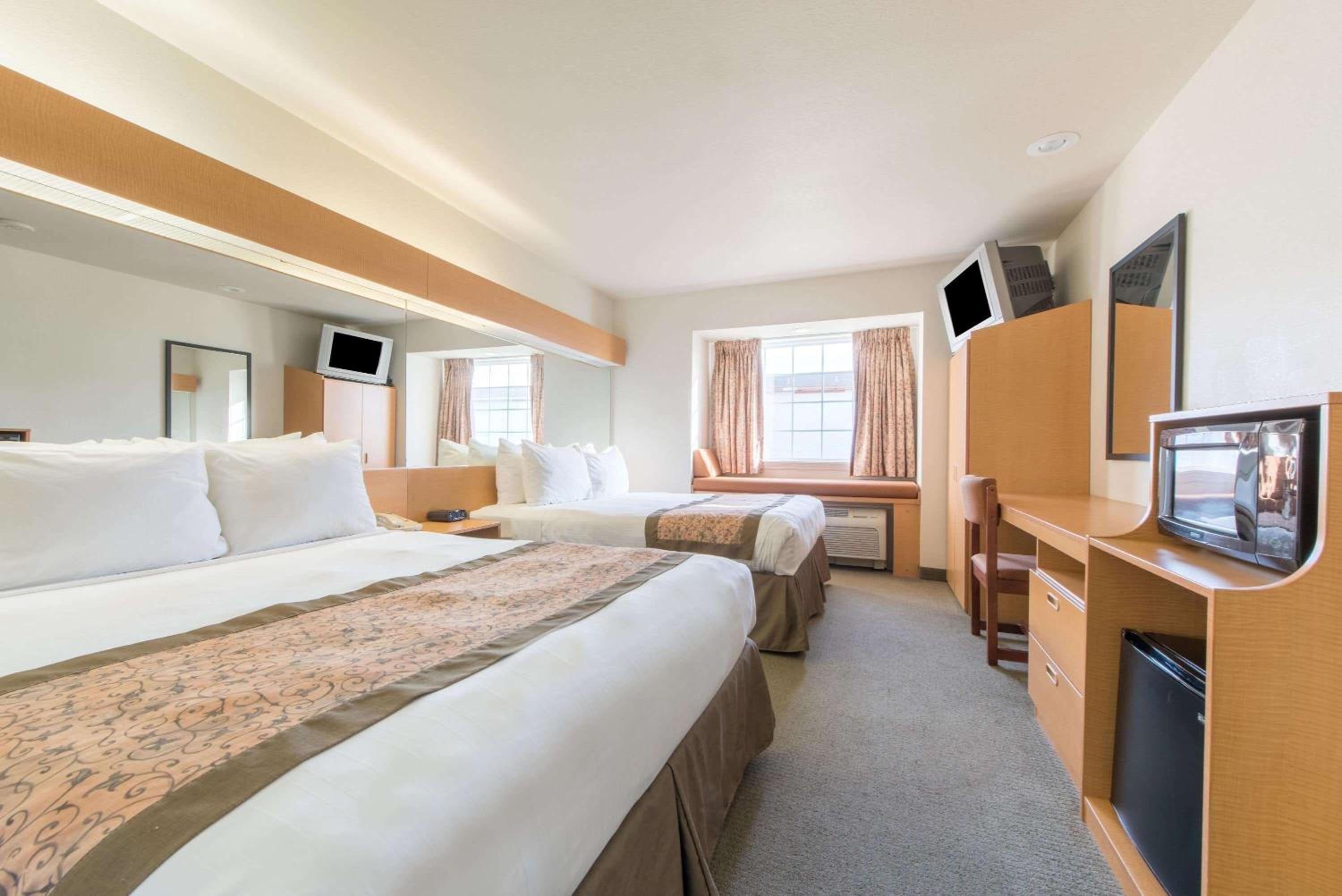 Queen Room with Two Queen Beds - Non-Smoking - Photo 1