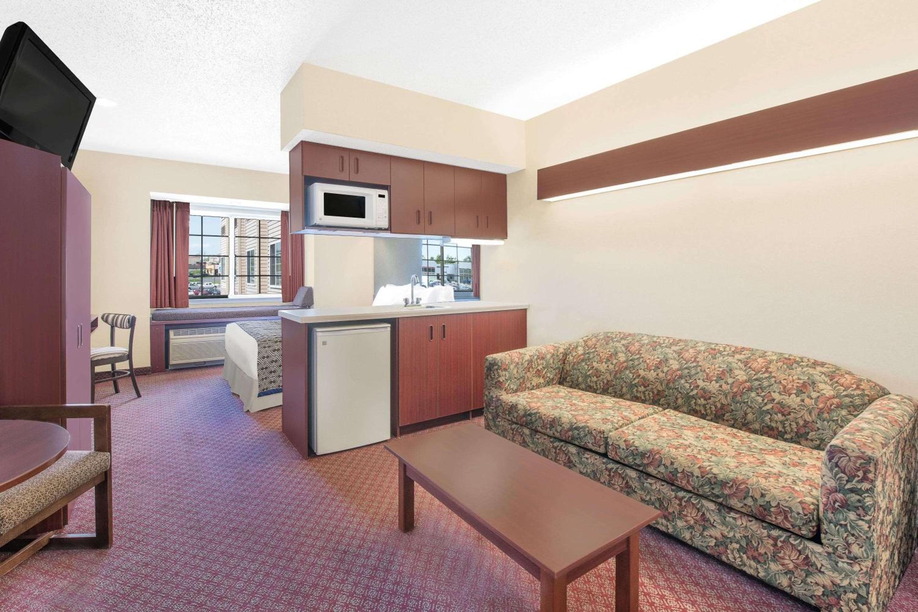 Queen Suite - Non-Smoking - Photo 1