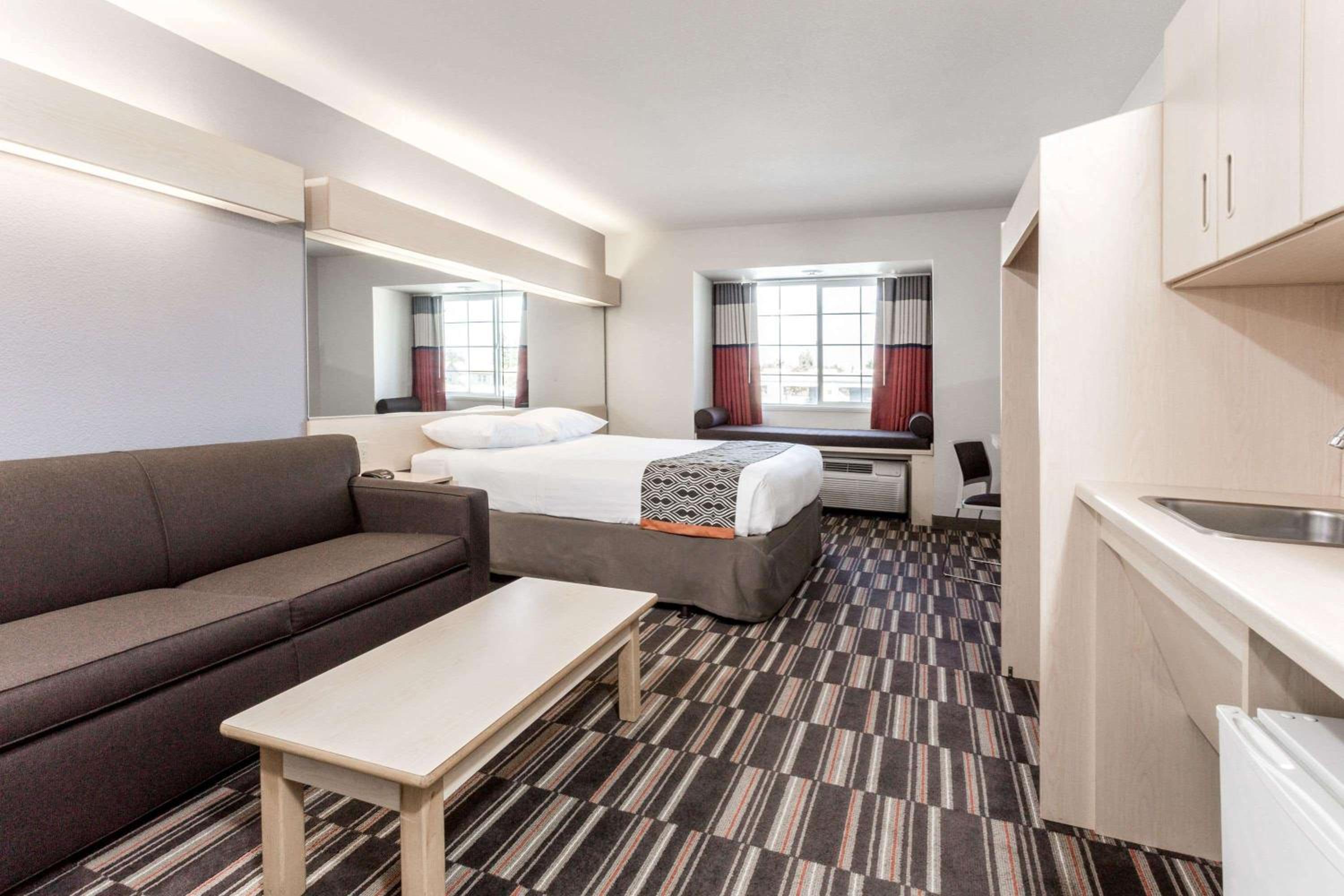 Queen Suite - Disability Access - Non-Smoking - Photo 2