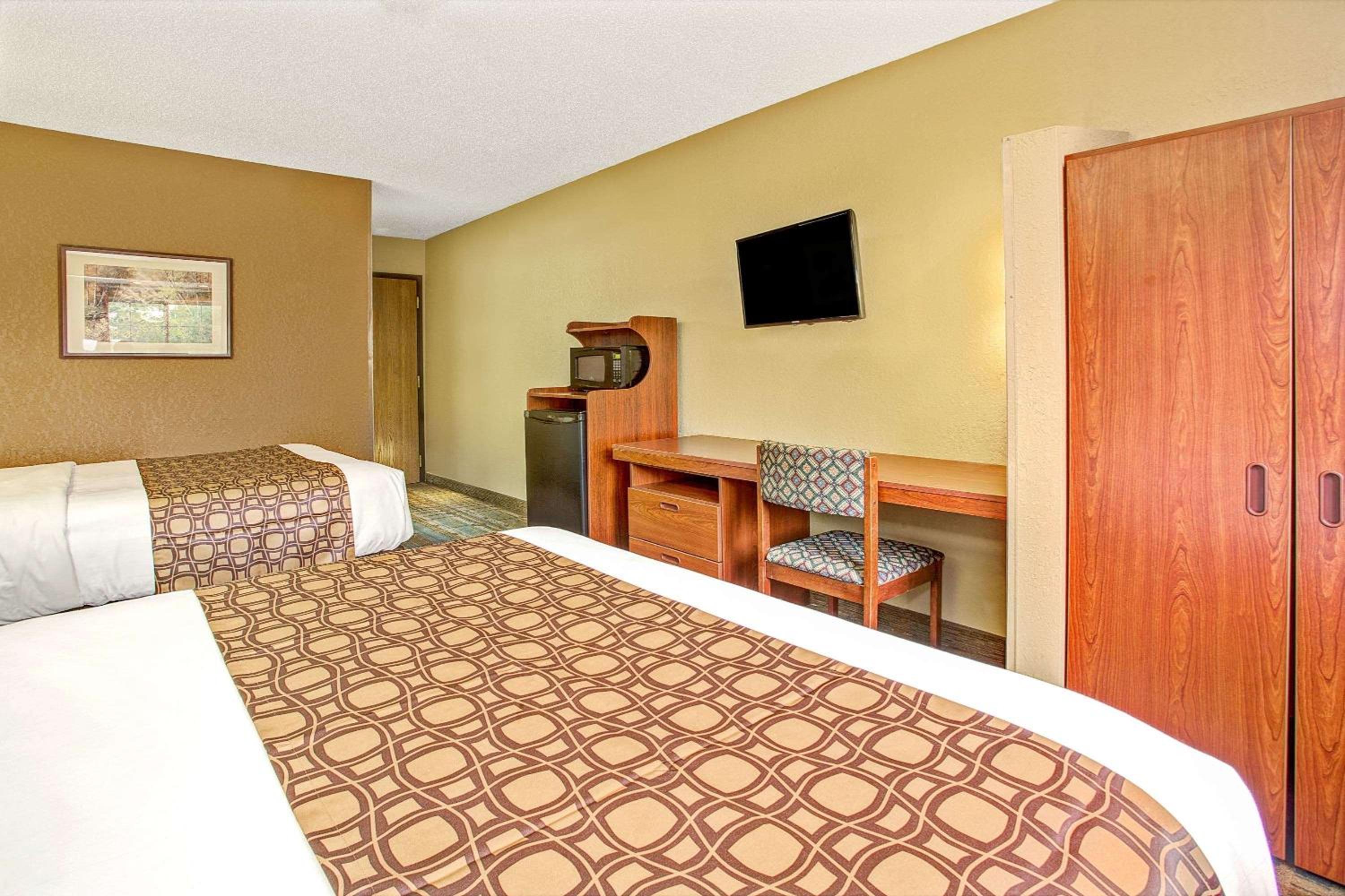 Queen Room with Two Queen Beds - Non-Smoking - Photo 1