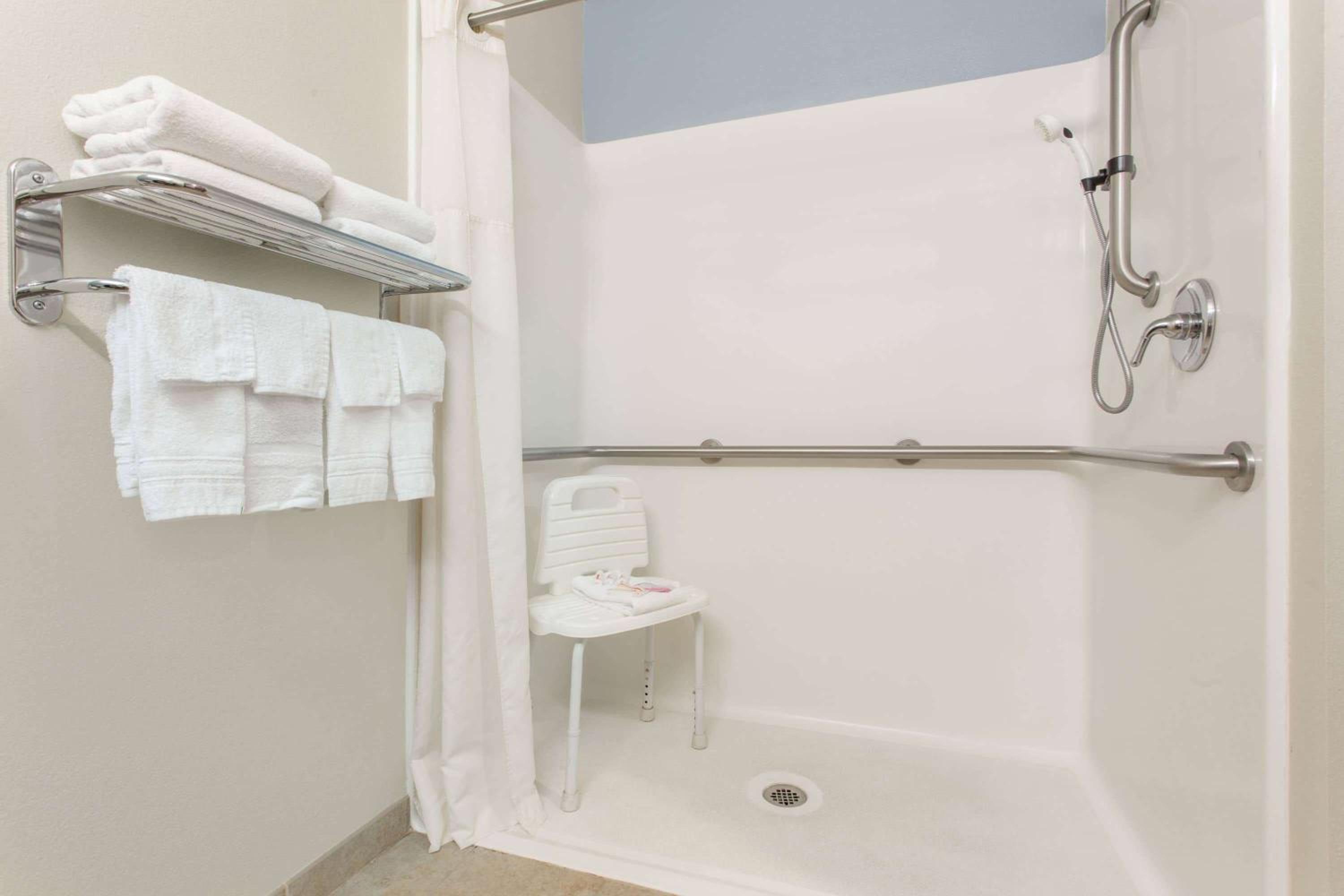Queen Suite - Disability Access - Non-Smoking - Photo 2