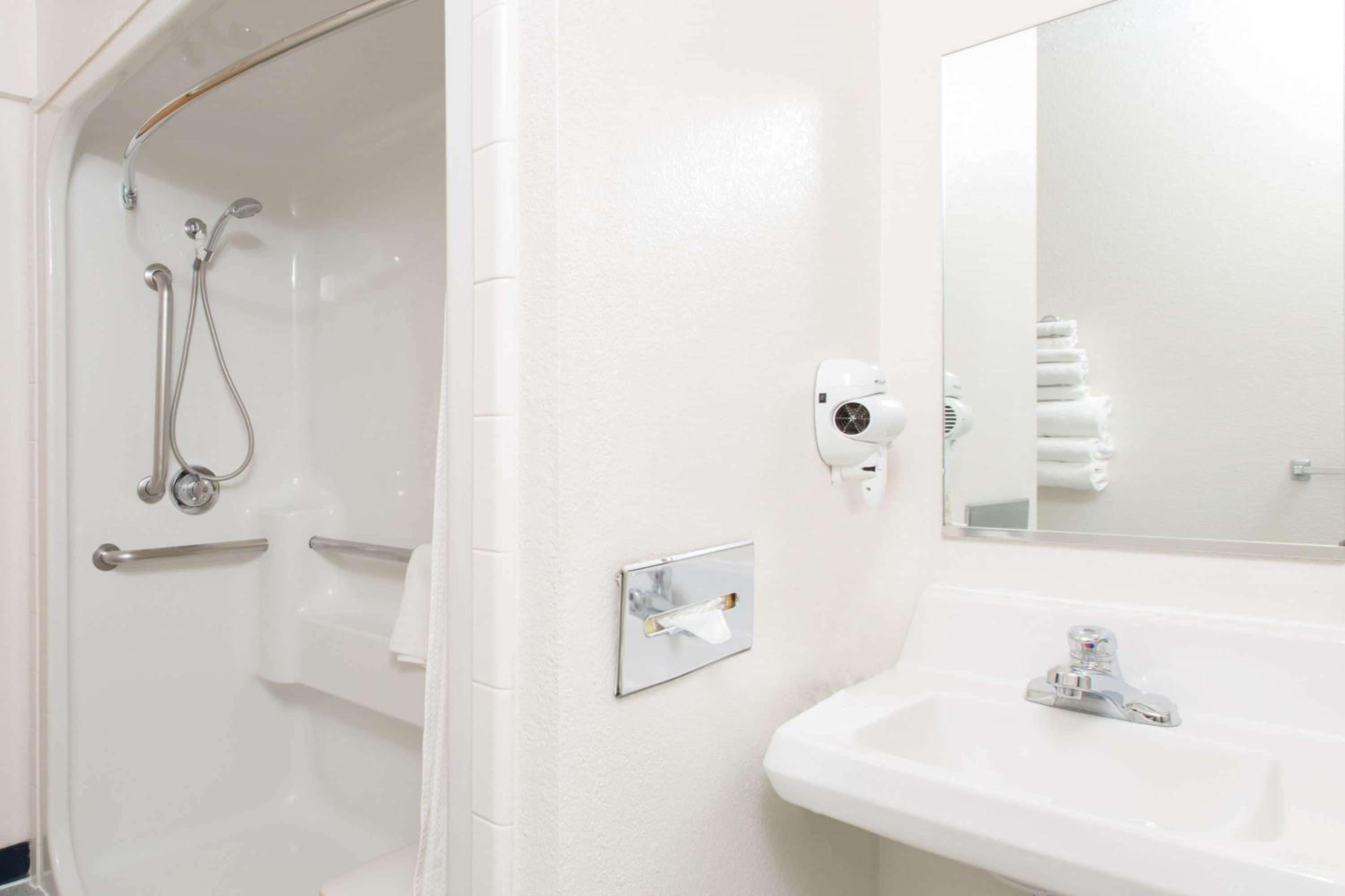 1 Queen Bed, Mobility Accessible Junior Suite, Bathtub w/Grab Bars, Non-Smoking - Photo 2