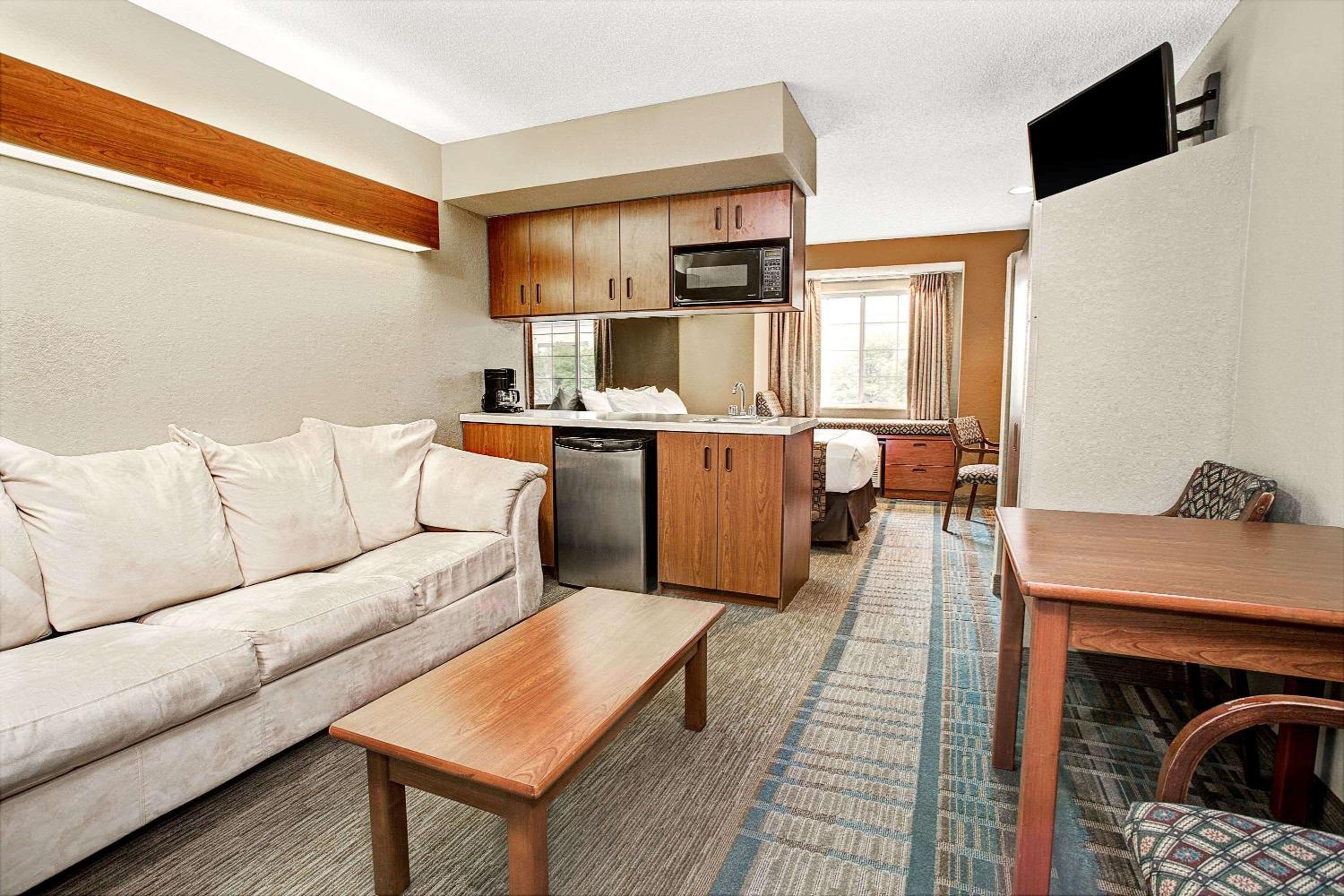 Queen Studio Suite - Non-Smoking - Photo 1