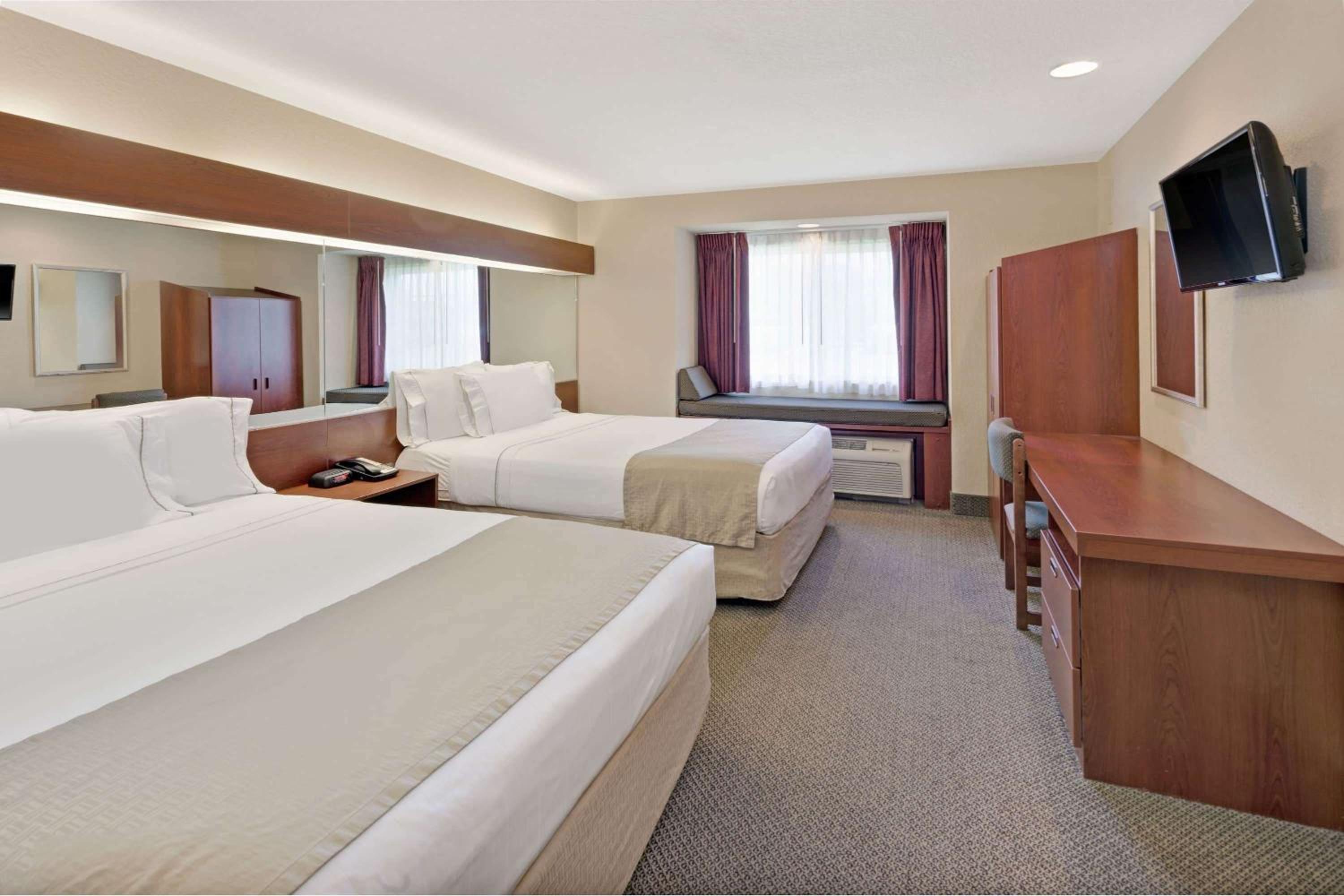 Queen Room with Two Queen Beds - Non-Smoking - Photo 1