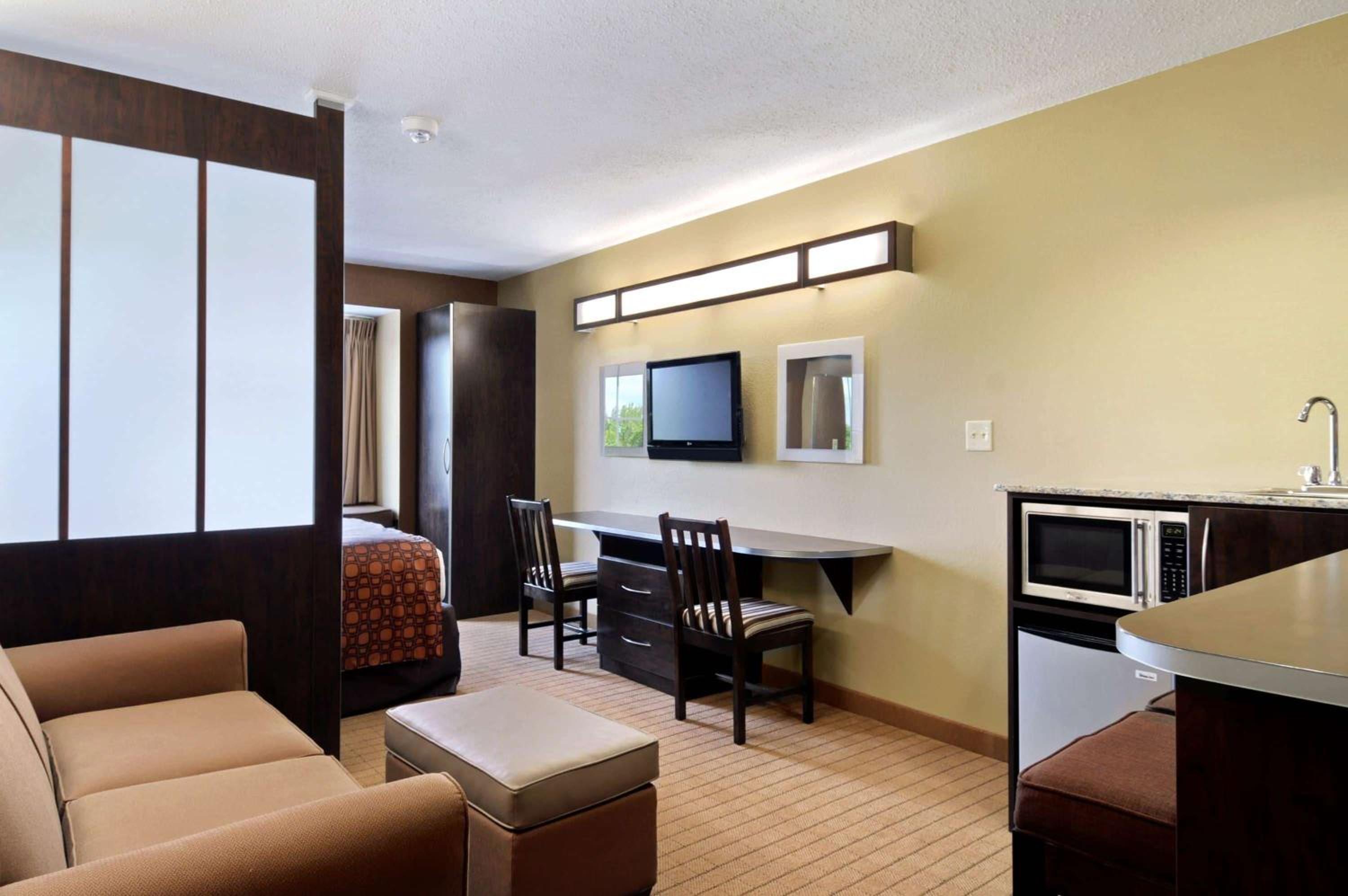 Queen Studio Suite - Non-Smoking - Photo 1