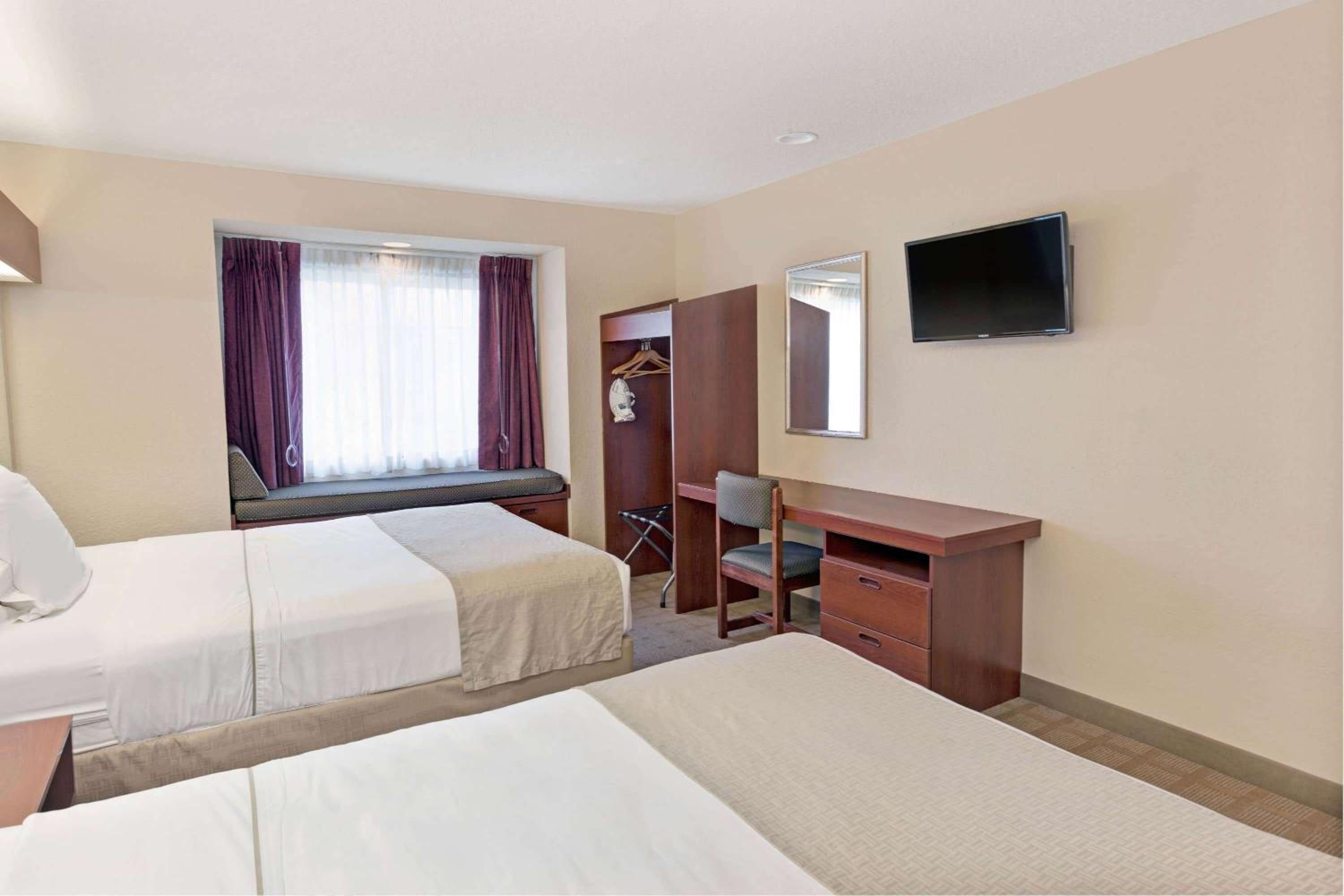 Queen Room with Two Queen Beds - Non-Smoking - Photo 9