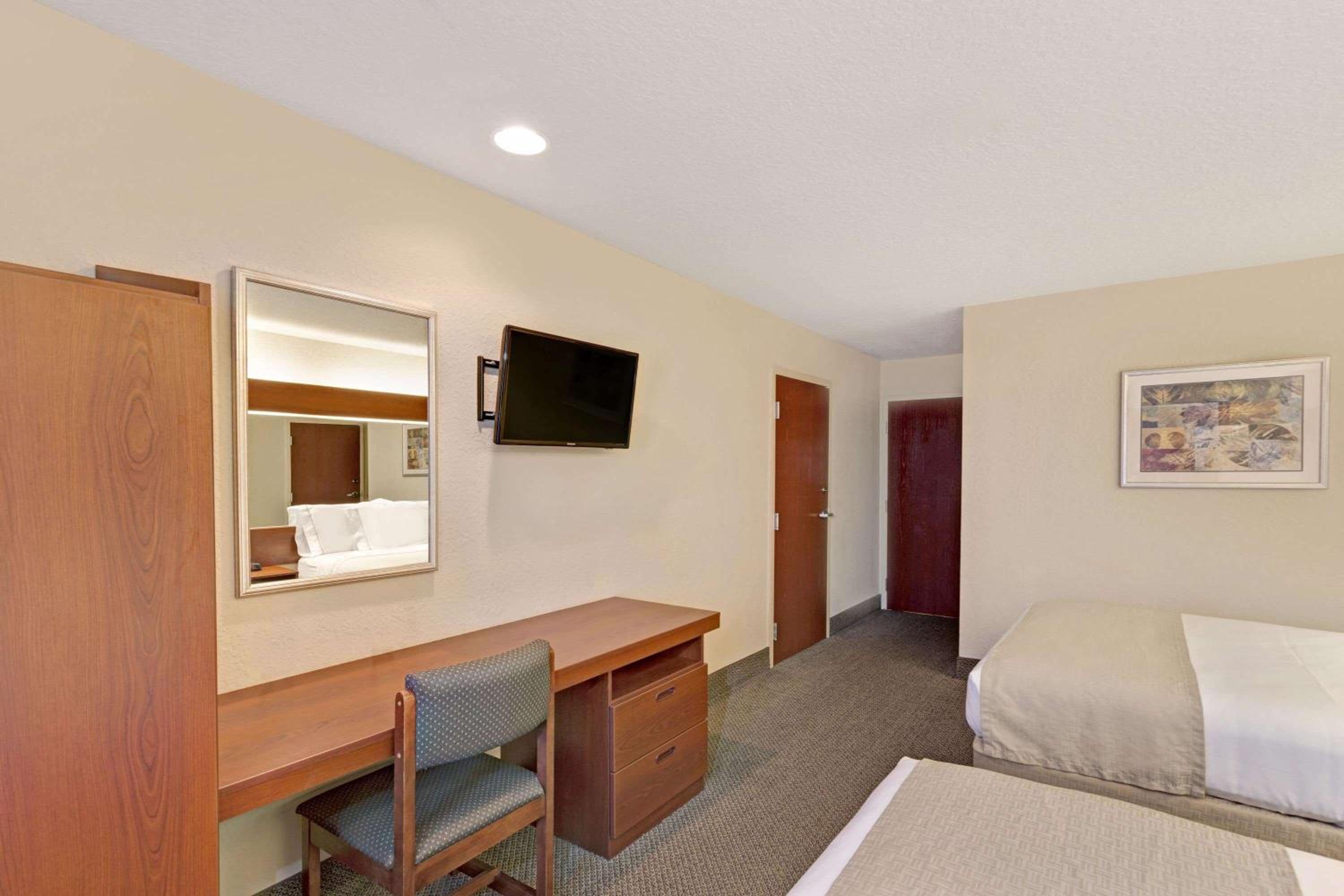 Queen Room with Two Queen Beds - Non-Smoking - Photo 2