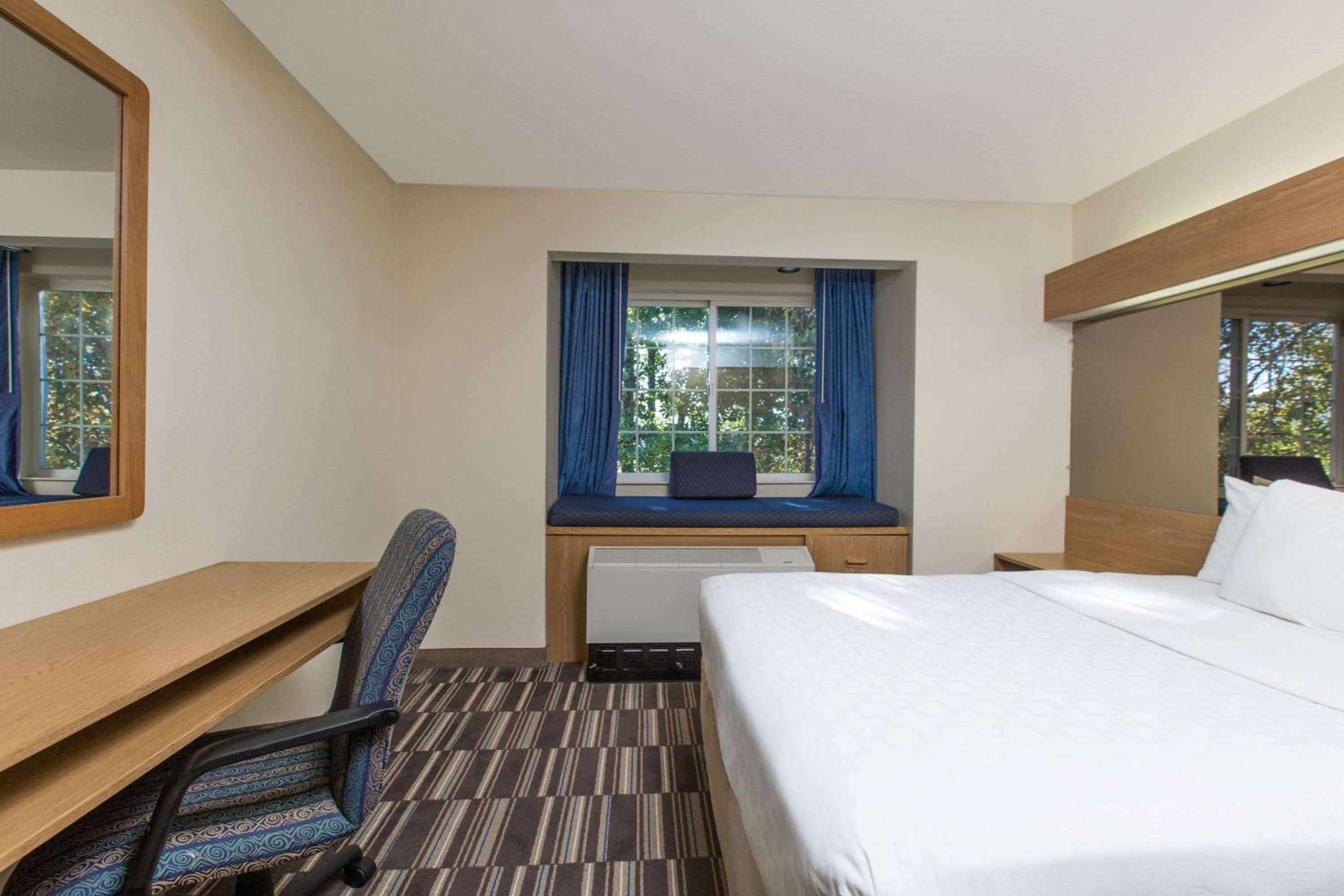 1 Queen Bed, Junior Suite, Non-Smoking - Photo 1