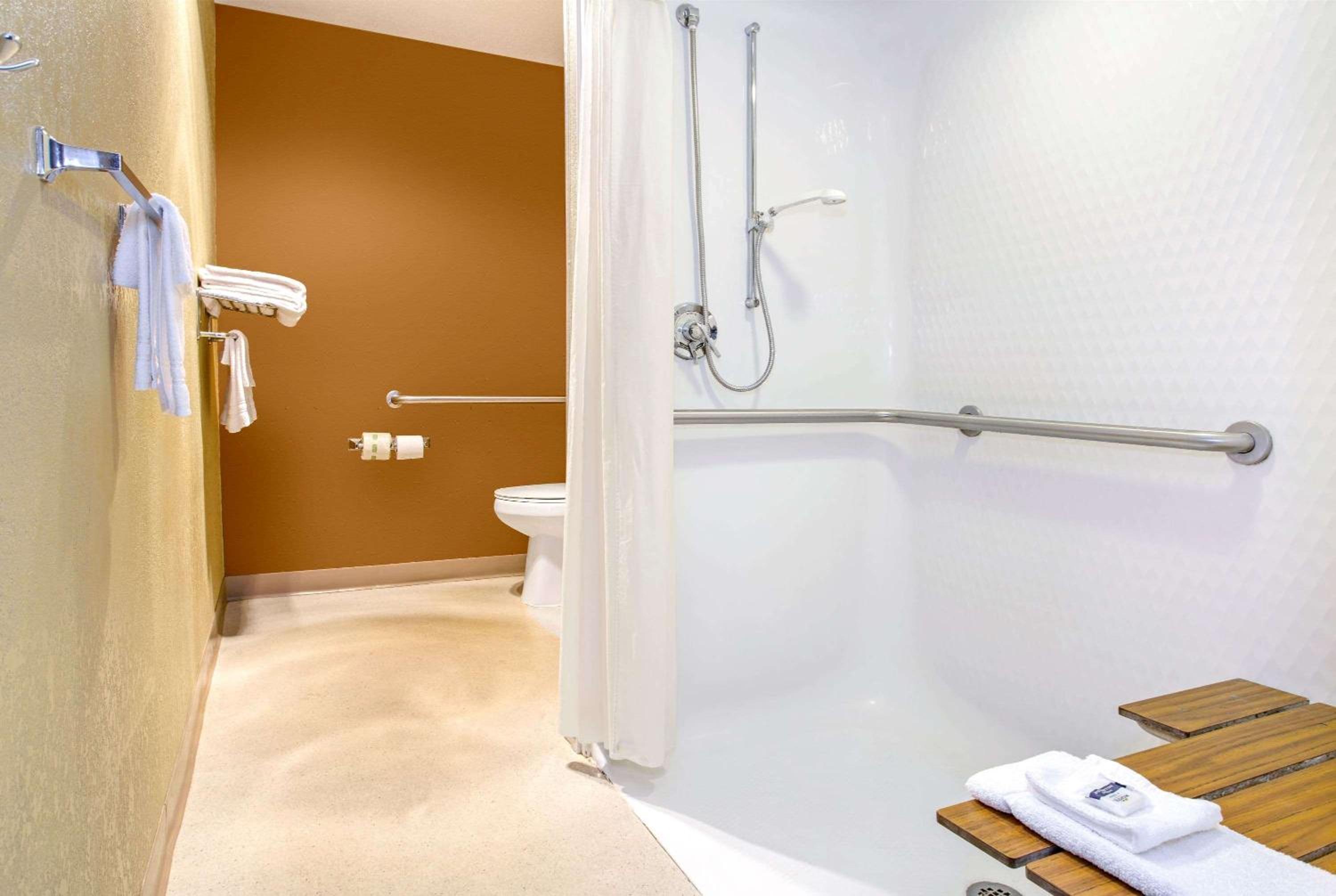 Queen Room with Two Queen Beds - Disability Access/Non-Smoking - Photo 4