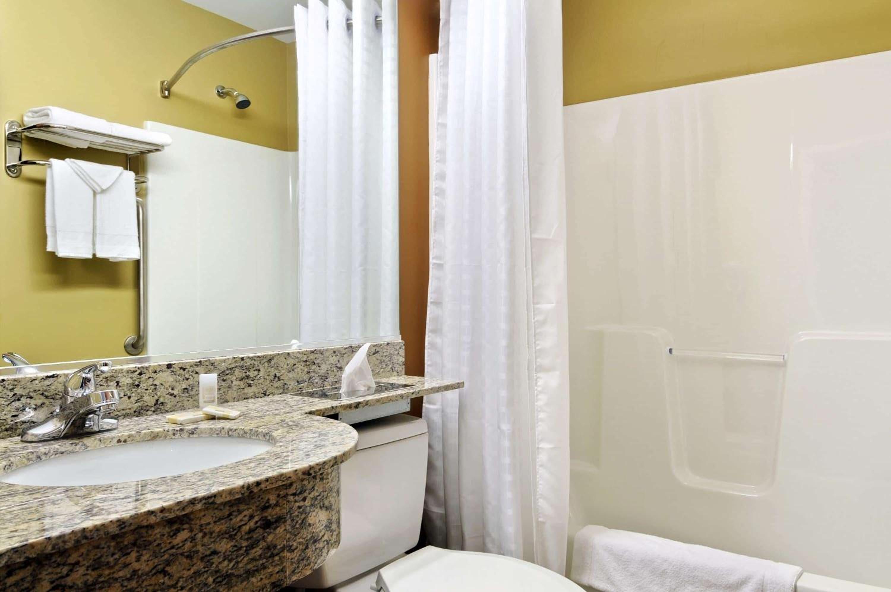 Queen Studio Suite - Non-Smoking - Photo 6