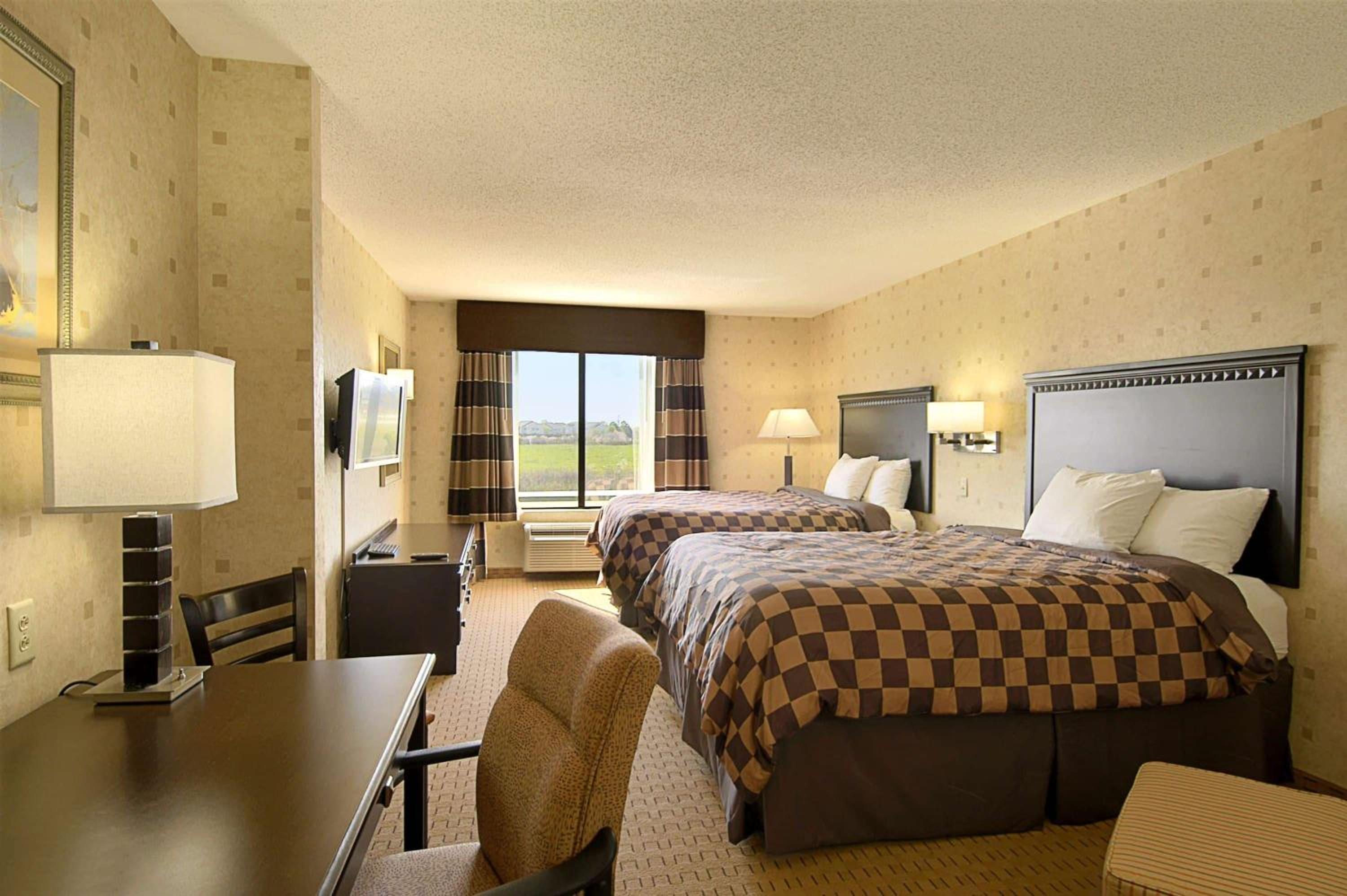 Queen Room with Two Queen Beds - Non-Smoking - Photo 4