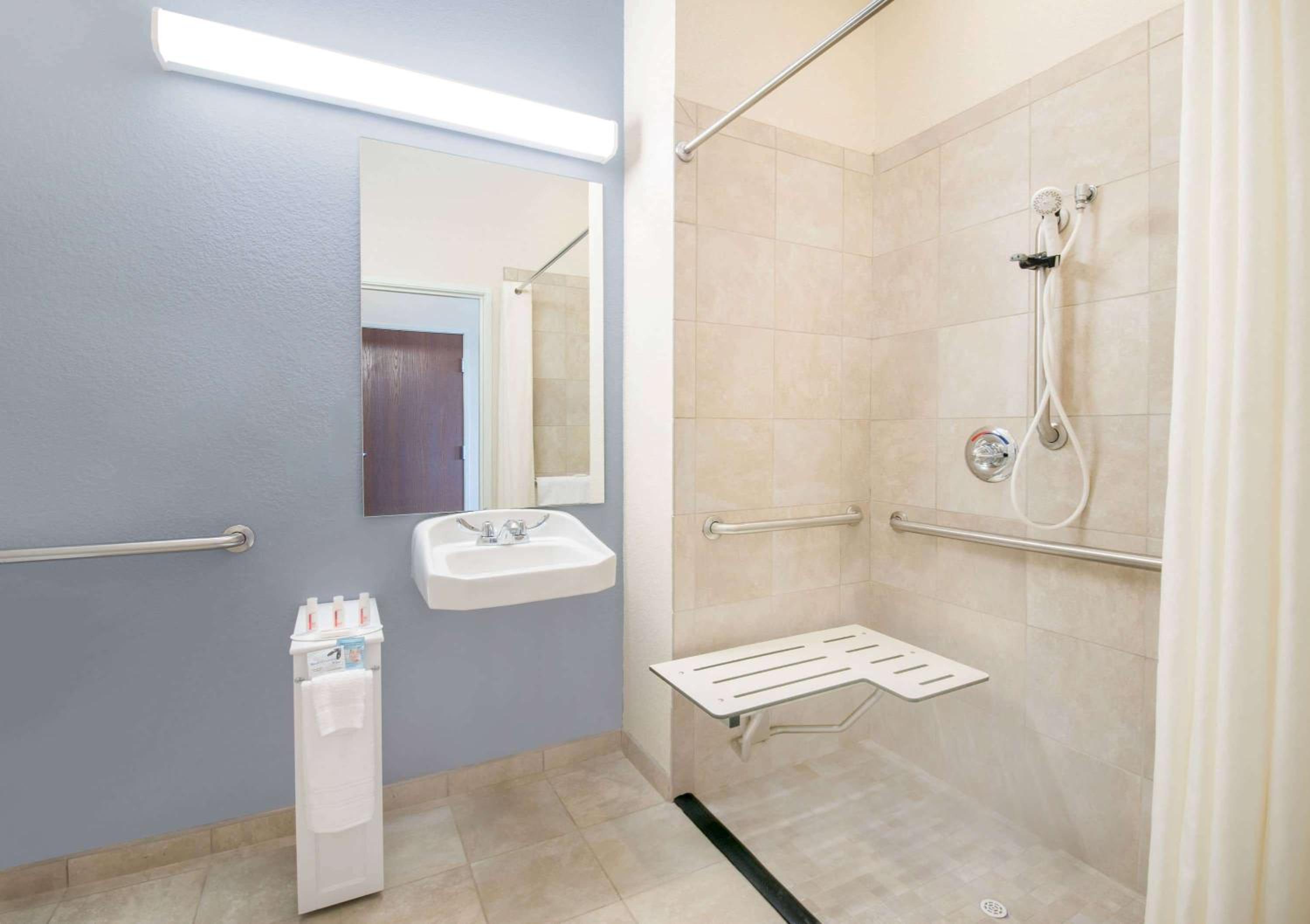 One-Bedroom Suite - Disability Access/Non-Smoking - Photo 3
