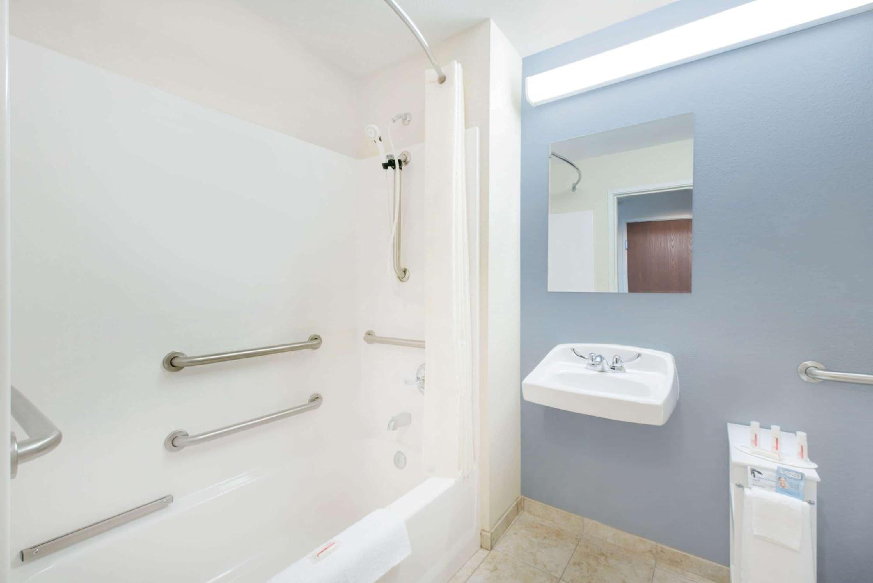 One-Bedroom Suite - Disability Access/Non-Smoking - Photo 2