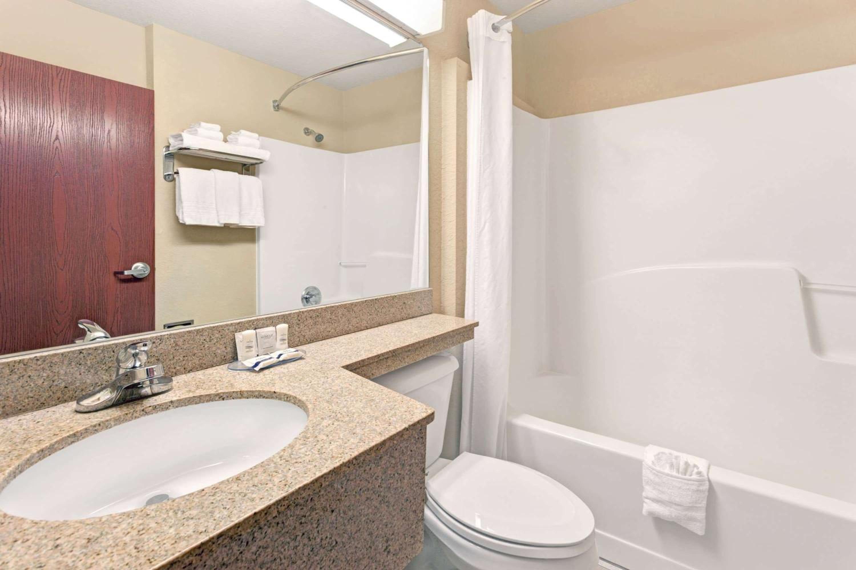 Queen Suite - Non-Smoking - Photo 9