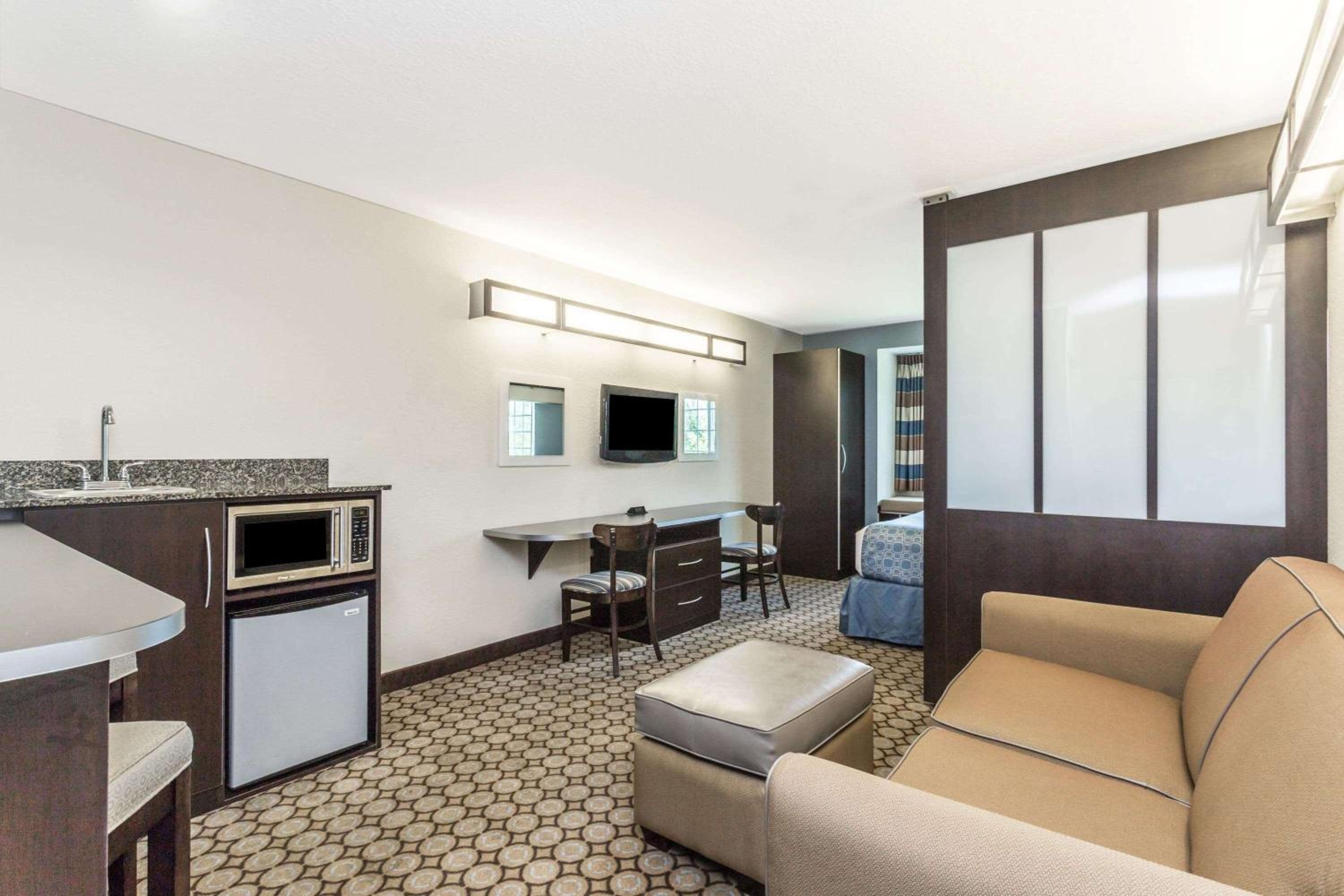 Queen Studio Suite - Non-Smoking - Photo 6