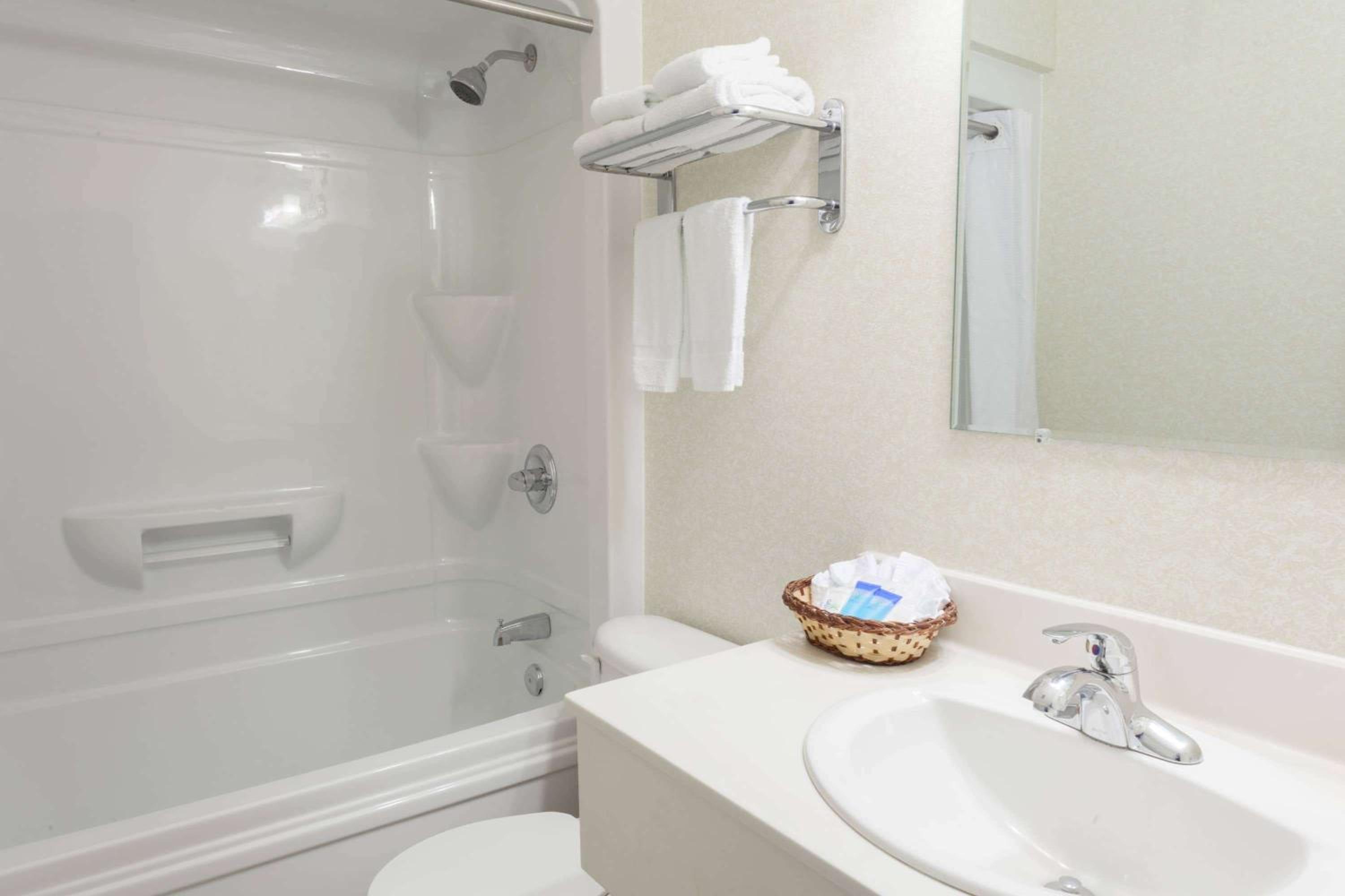 Deluxe King Room - Non-Smoking - Photo 3