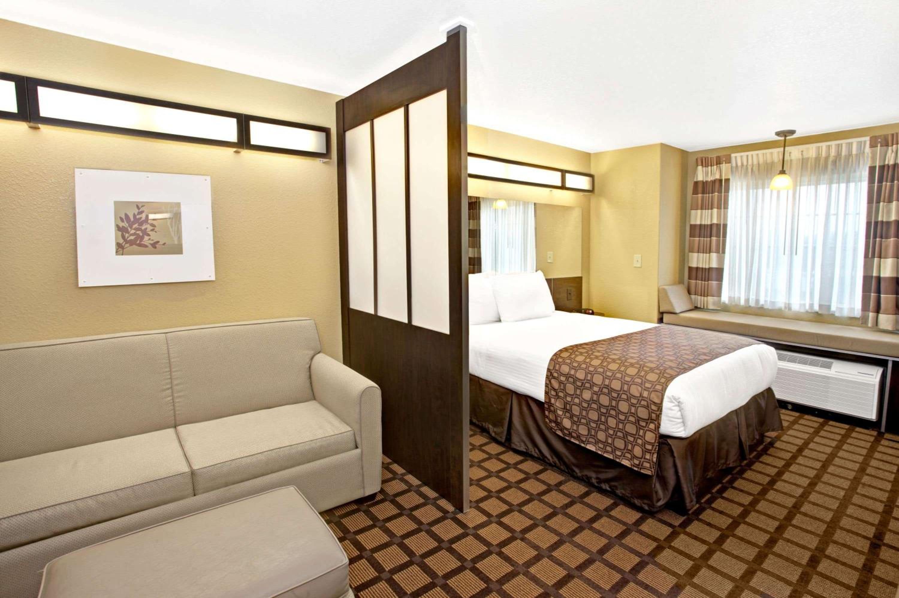 Queen Studio Suite - Non-Smoking - Photo 1