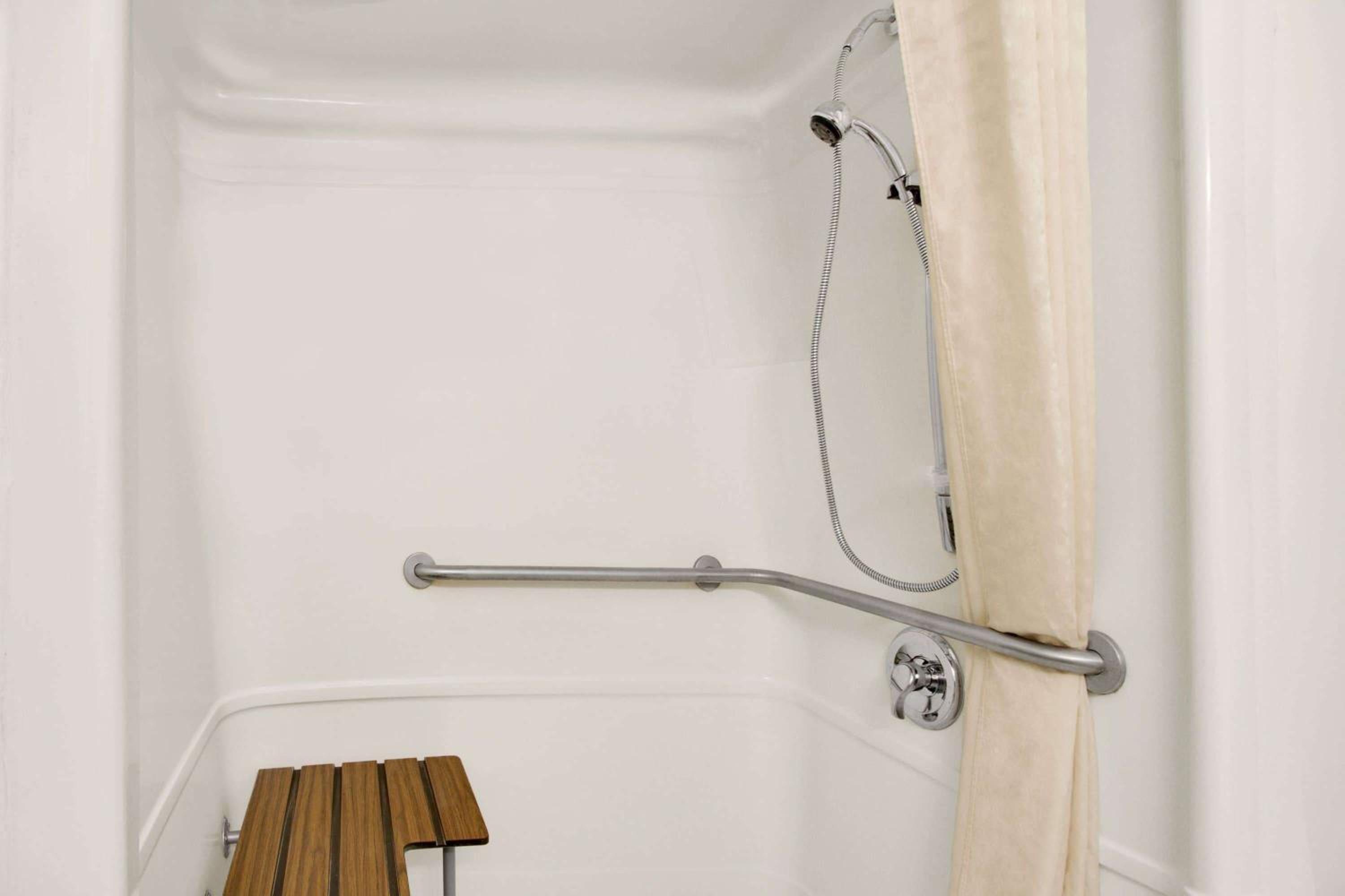 Queen Room - Mobility Access/Non-Smoking - Photo 2