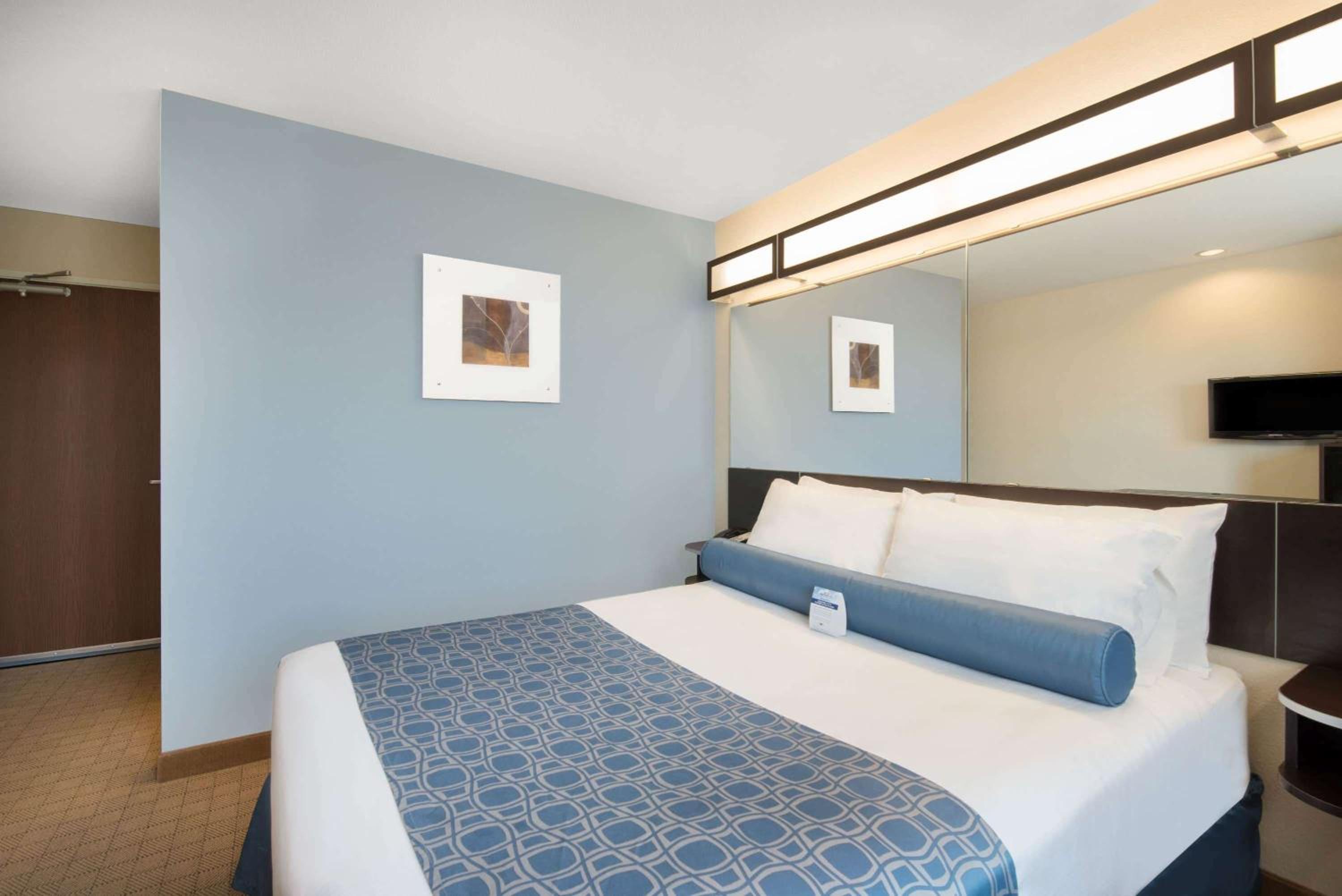 Queen Room with Bath Tub - Mobility Accessible/Non-Smoking - Photo 5