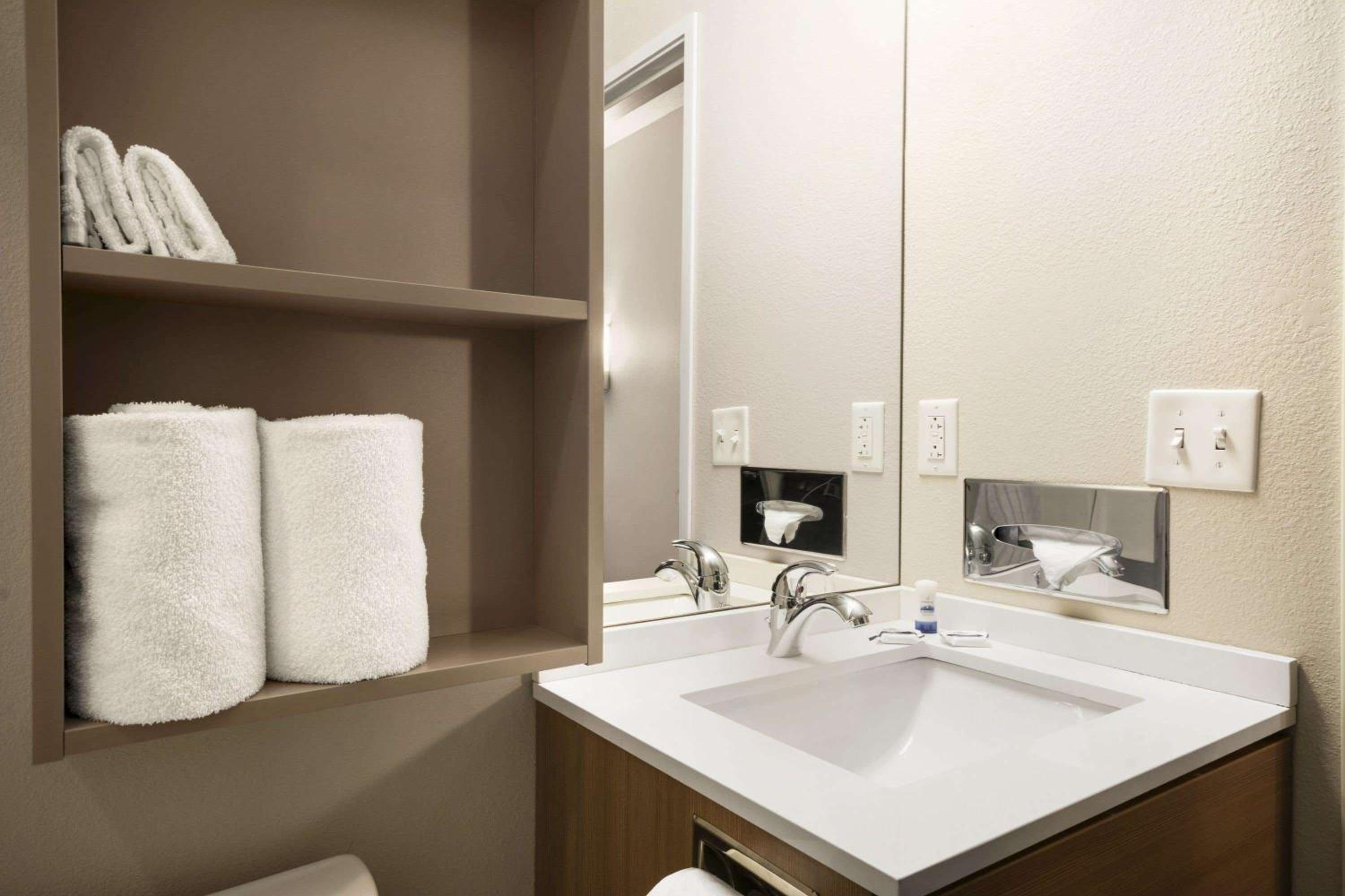 Queen Studio Suite with Bathtub and Grab Bars - Mobility Accessible/Non-Smoking photo 3