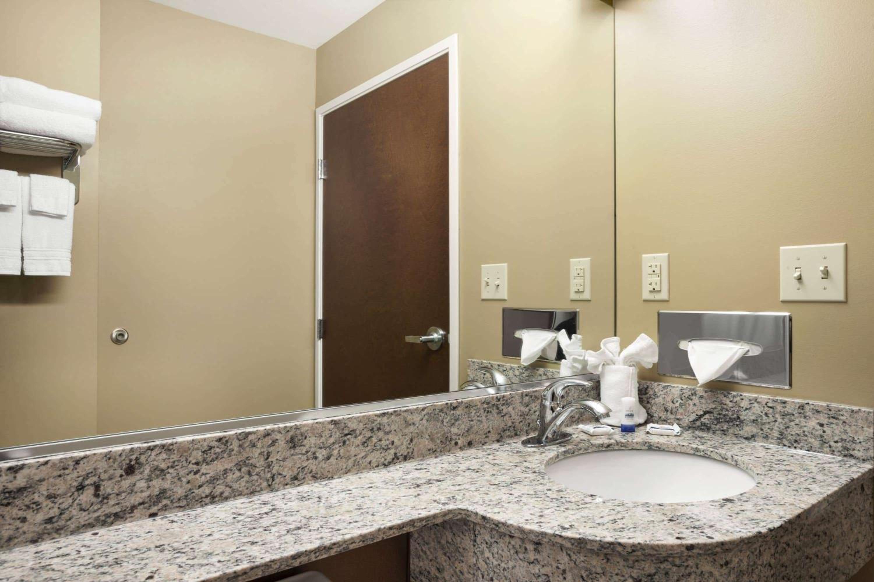 Queen Studio Suite - Non-Smoking - Photo 4