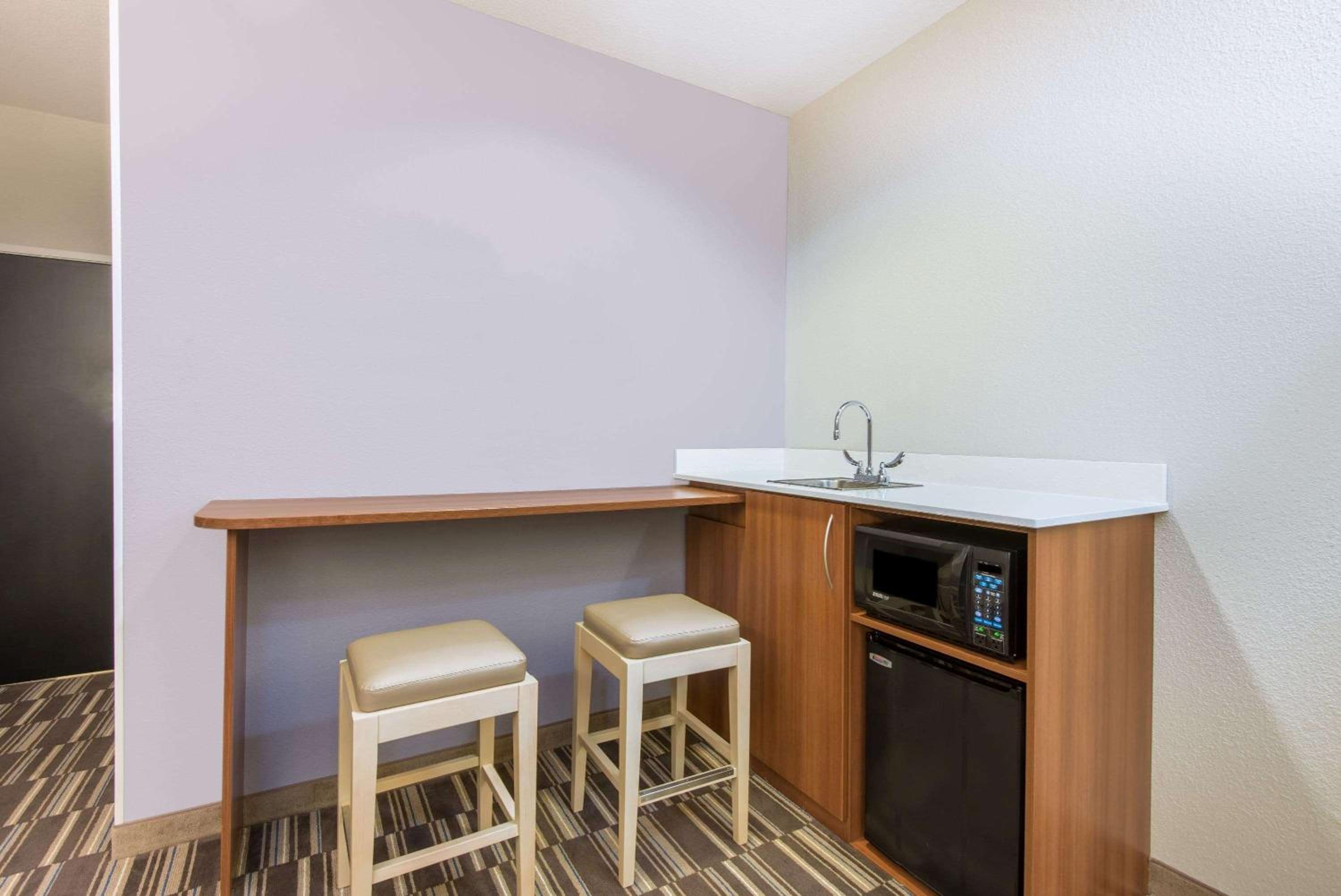 Queen Suite - Mobility Accessible/Non-Smoking photo 2