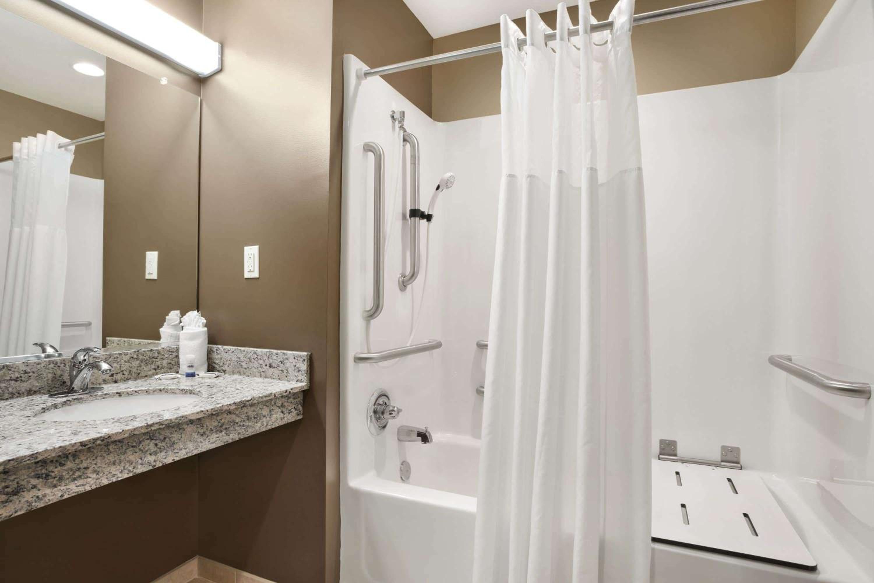 Queen Room with Two Queen Beds - Disability Access/Non-Smoking - Photo 2
