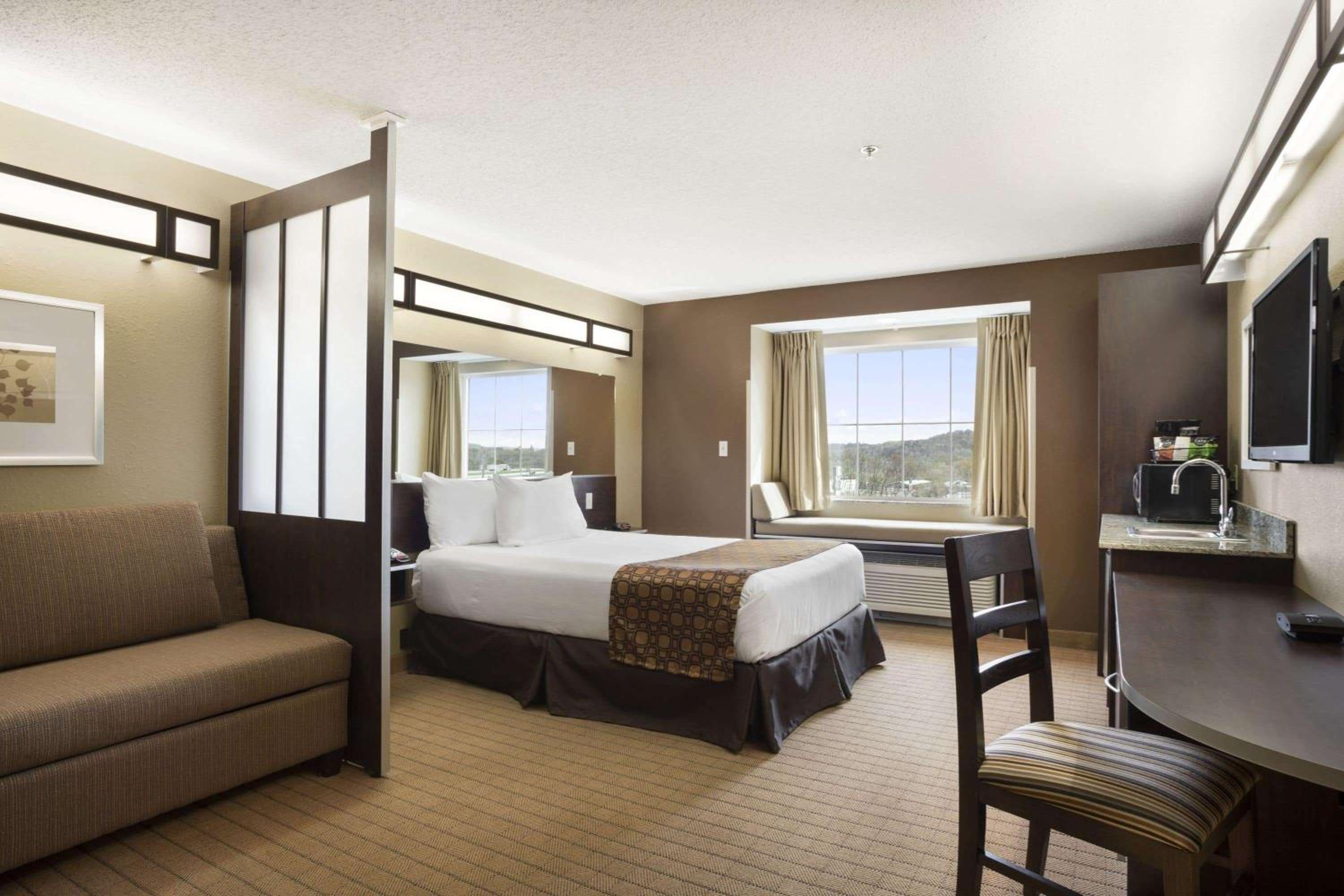 Deluxe Queen Room - Mobility Access/Non-Smoking - Photo 3