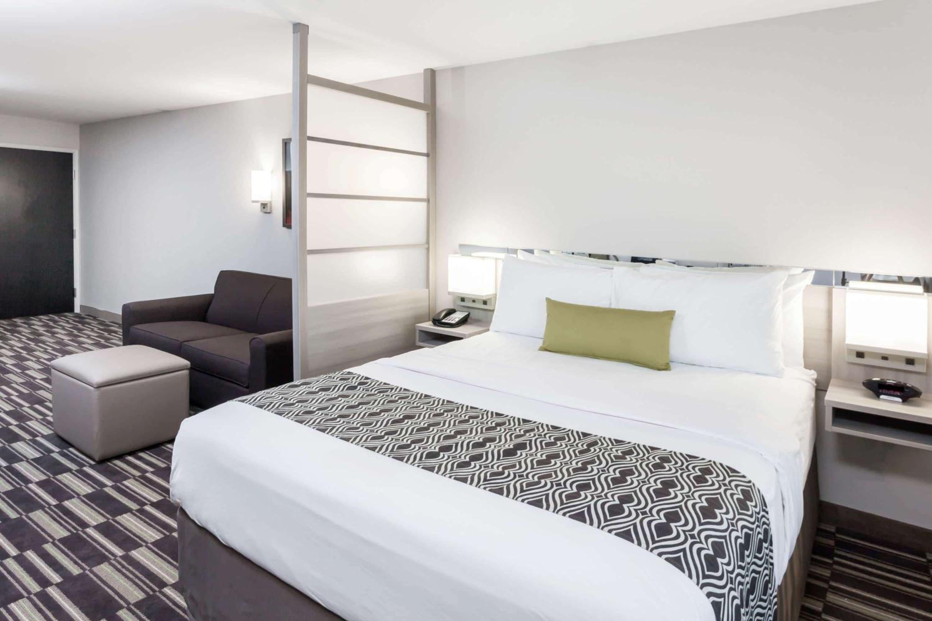 1 Queen Bed, Mobility Accessible Studio Suite, Non-Smoking photo 1