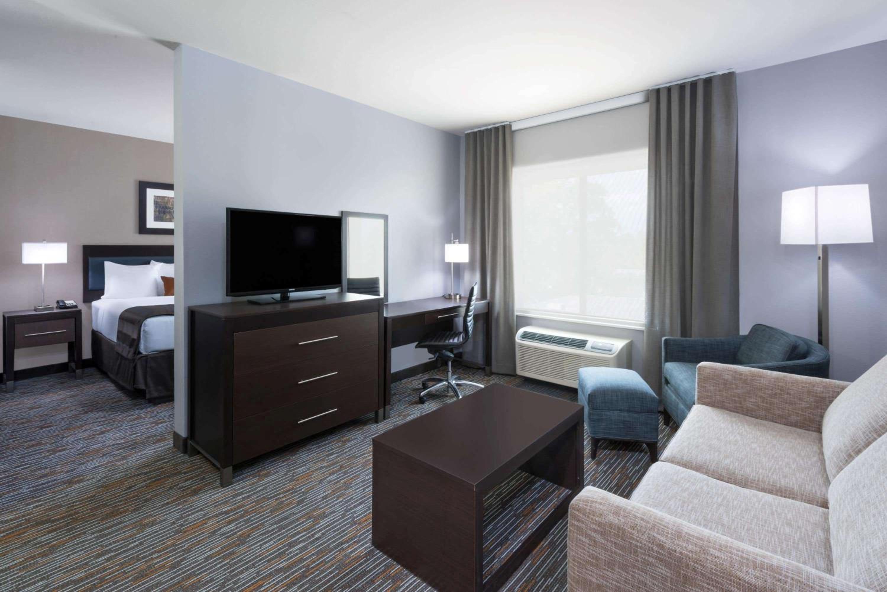 King Suite with Roll-In Shower - Mobility Accessible/Non-Smoking photo 2