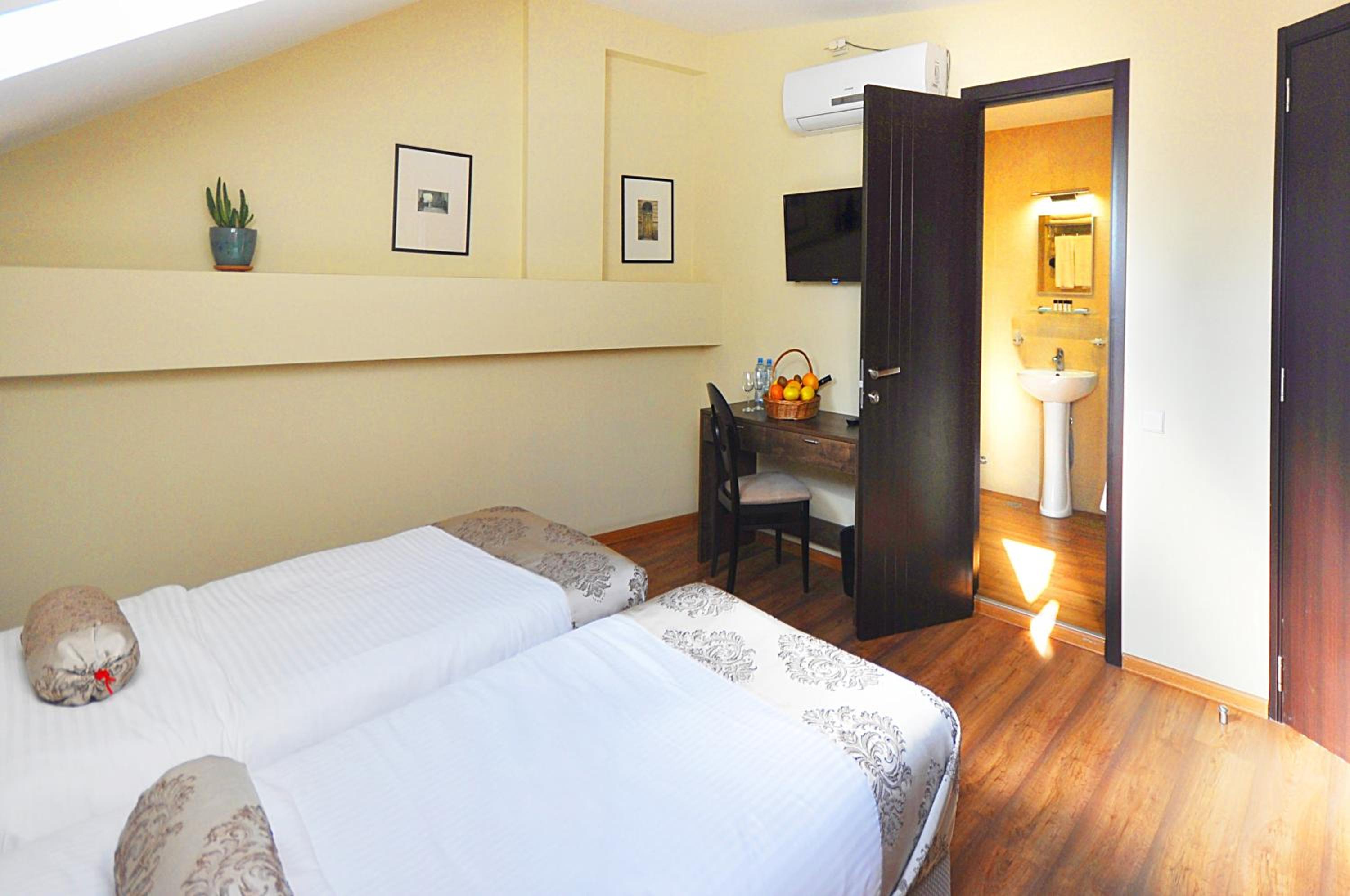 Small Double Room - Photo 31