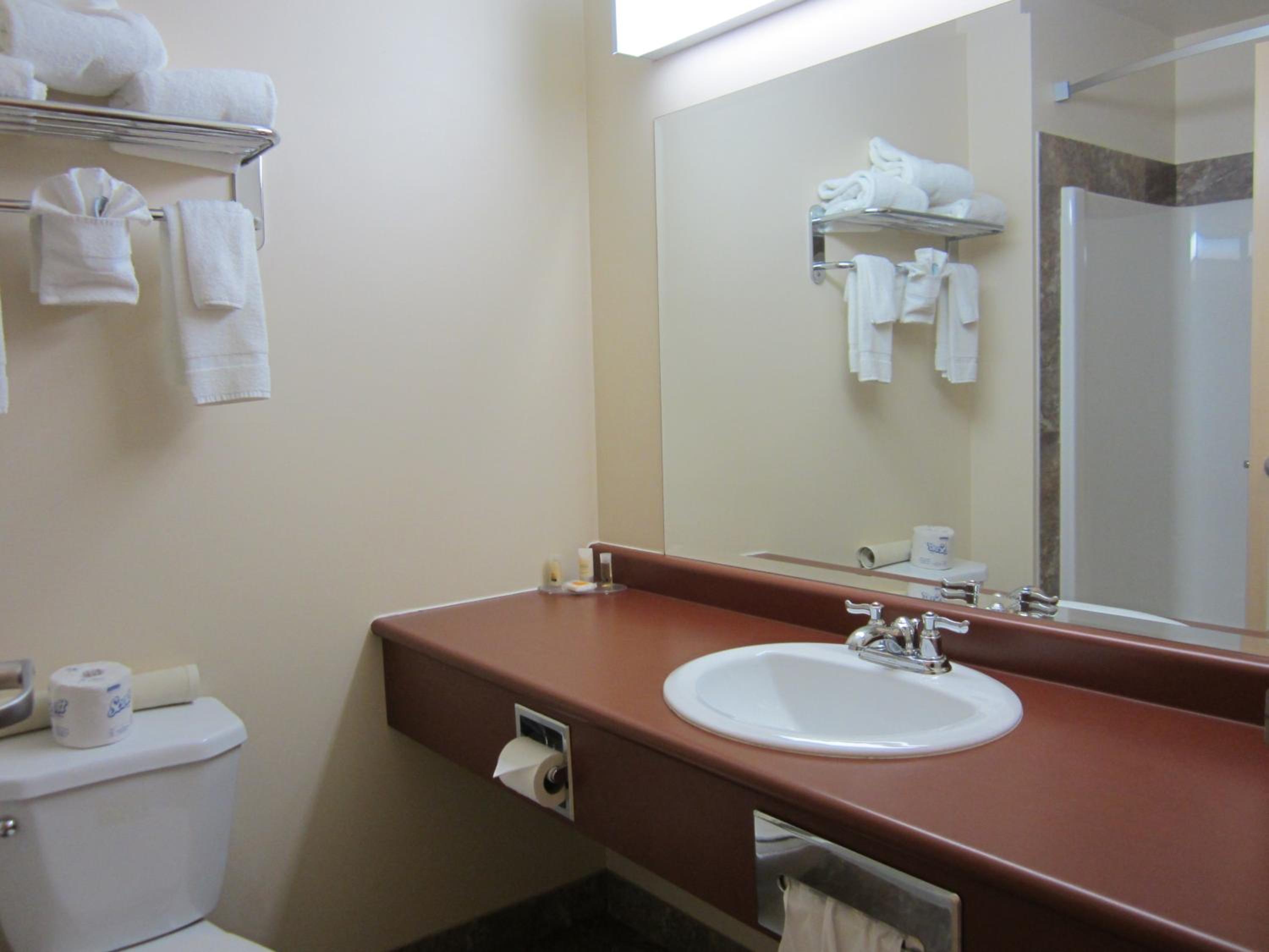 Queen Room with Two Queen Beds - Non-Smoking - Photo 4