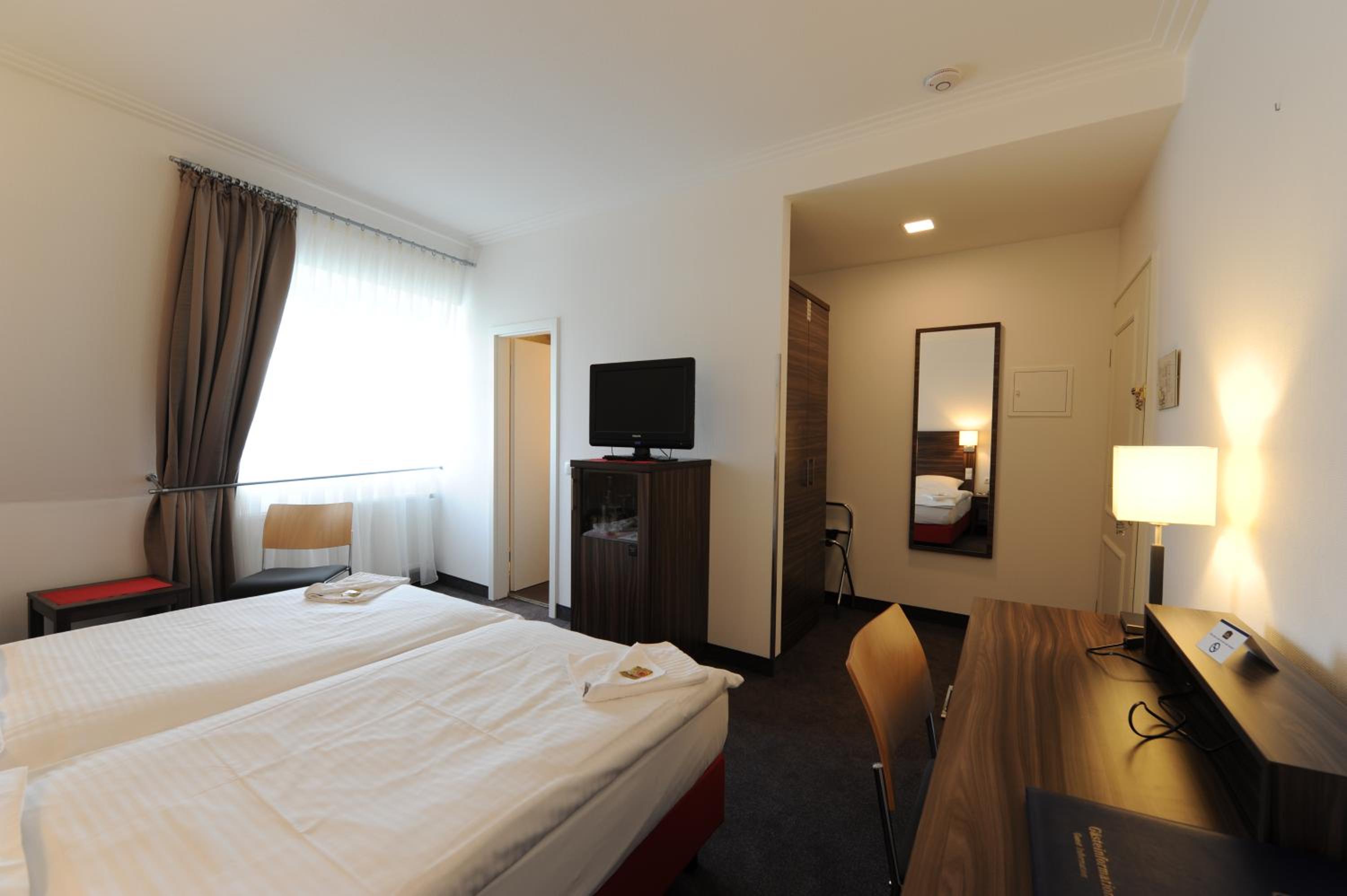 Comfort King Room photo 3