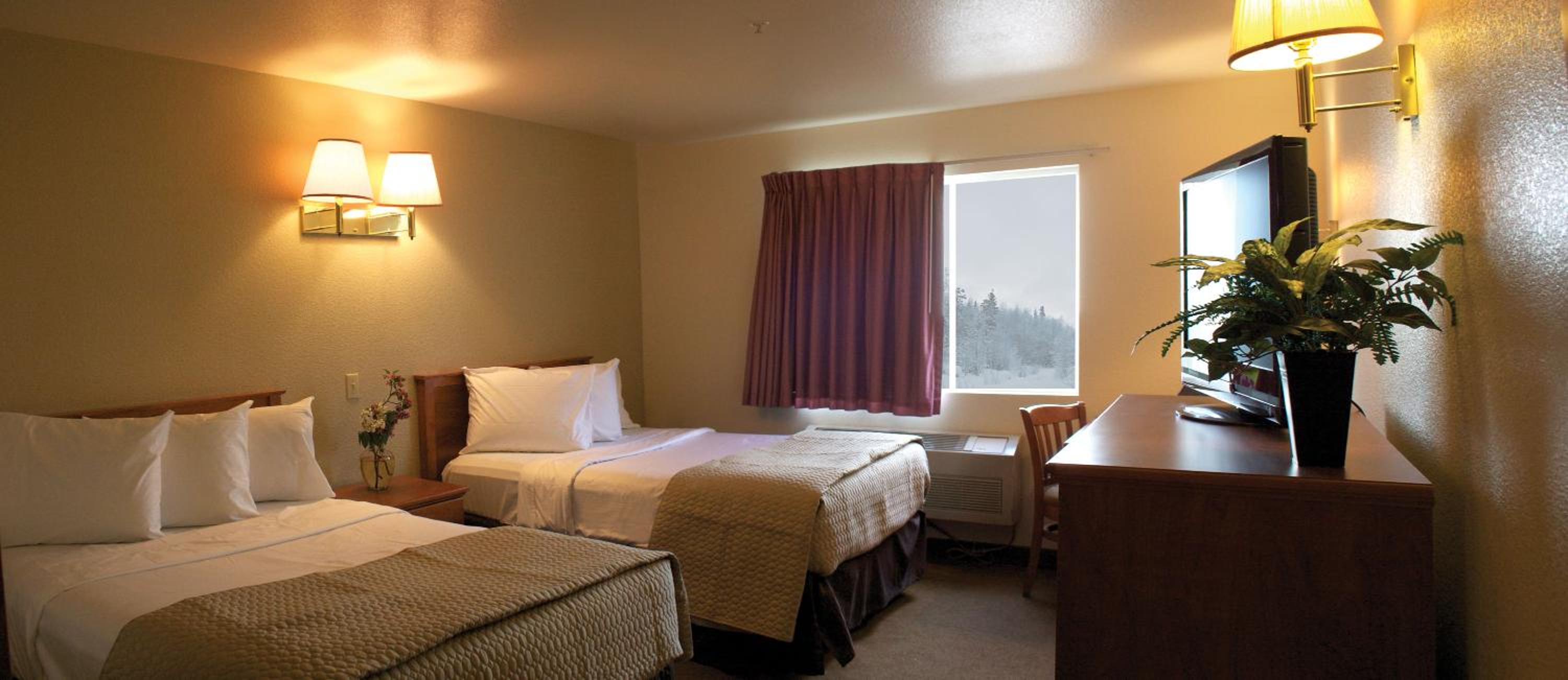 Queen Room with Two Queen Beds - Non-Smoking - Photo 8