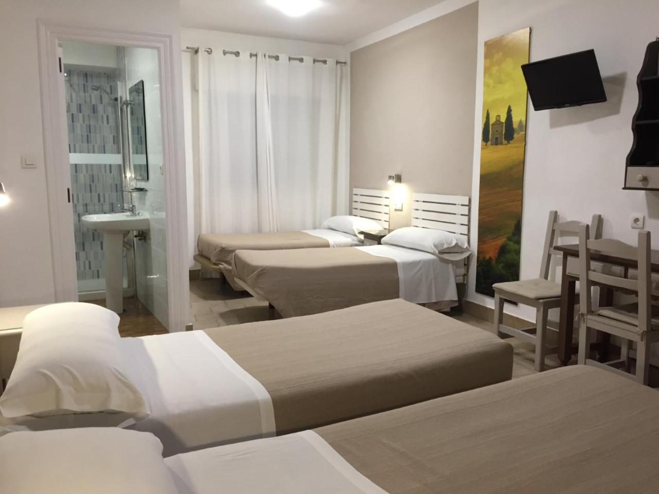 Habitación familiar con vista lateral al mar.