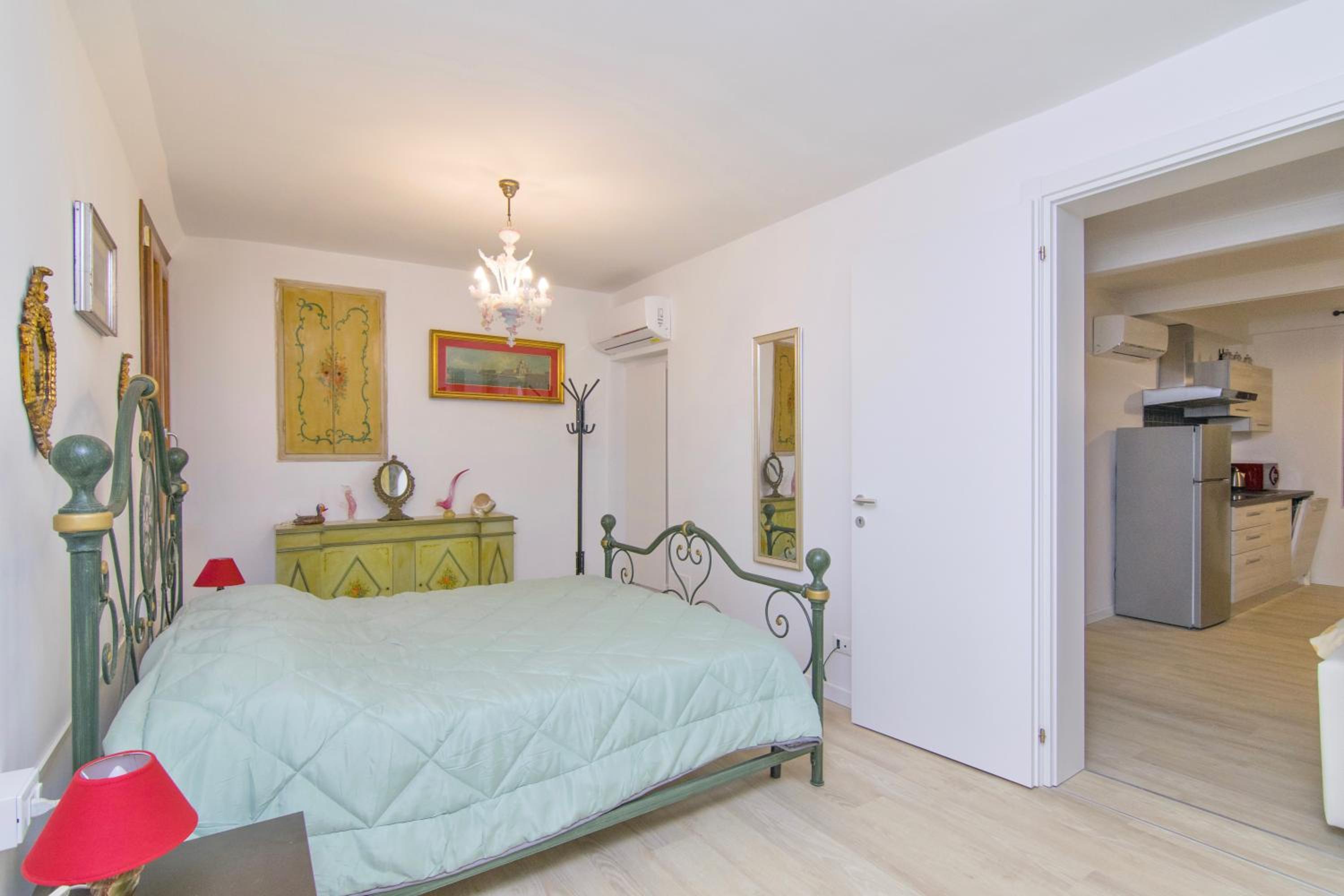 One-Bedroom Apartment photo 1