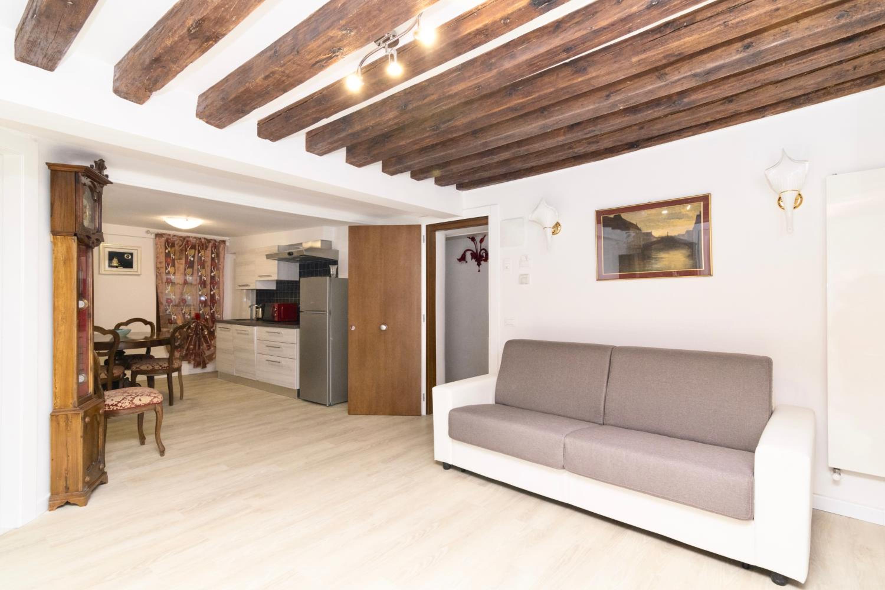 One-Bedroom Apartment photo 2