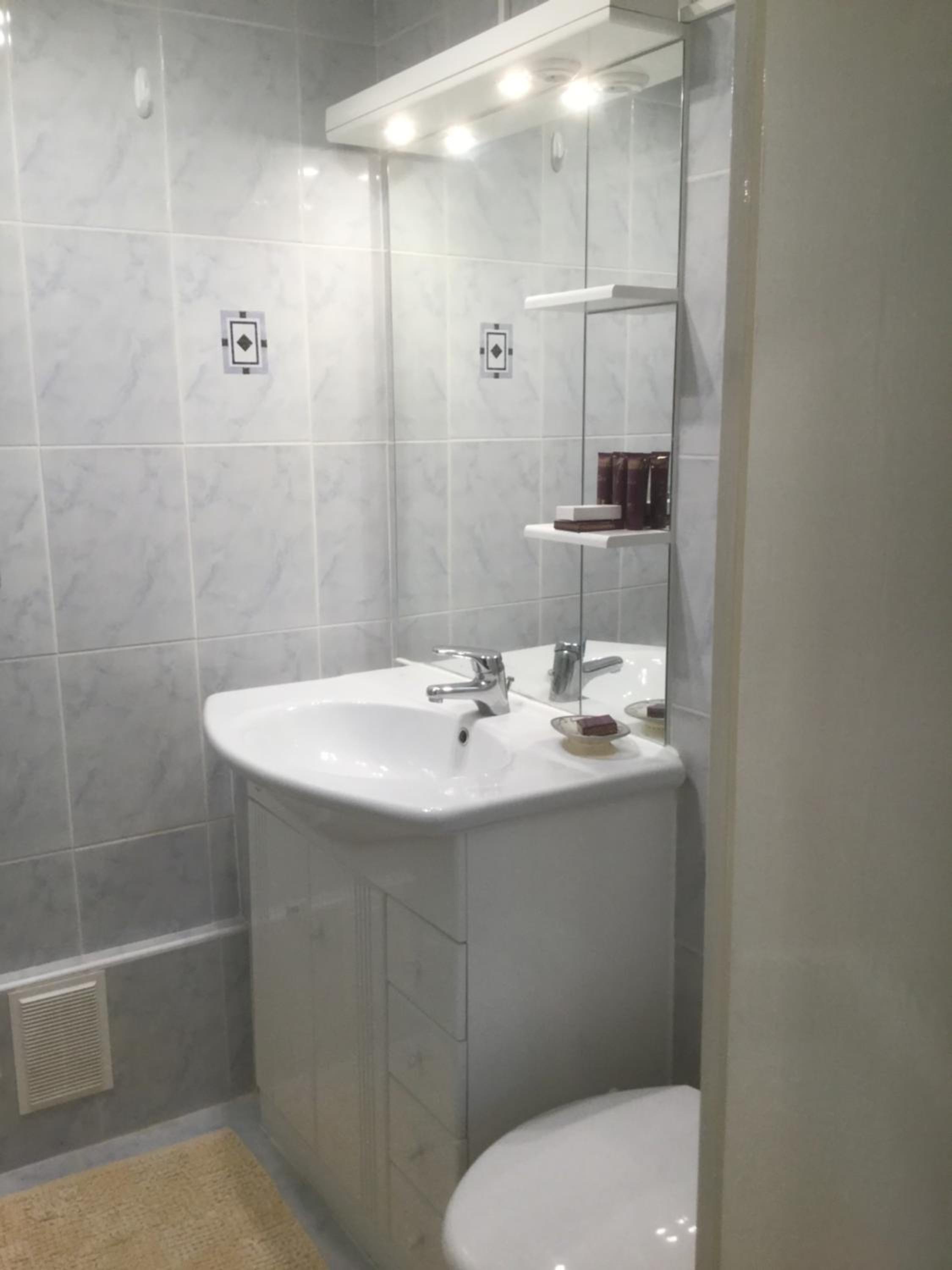 Double Room with Private Bathroom - Photo 9