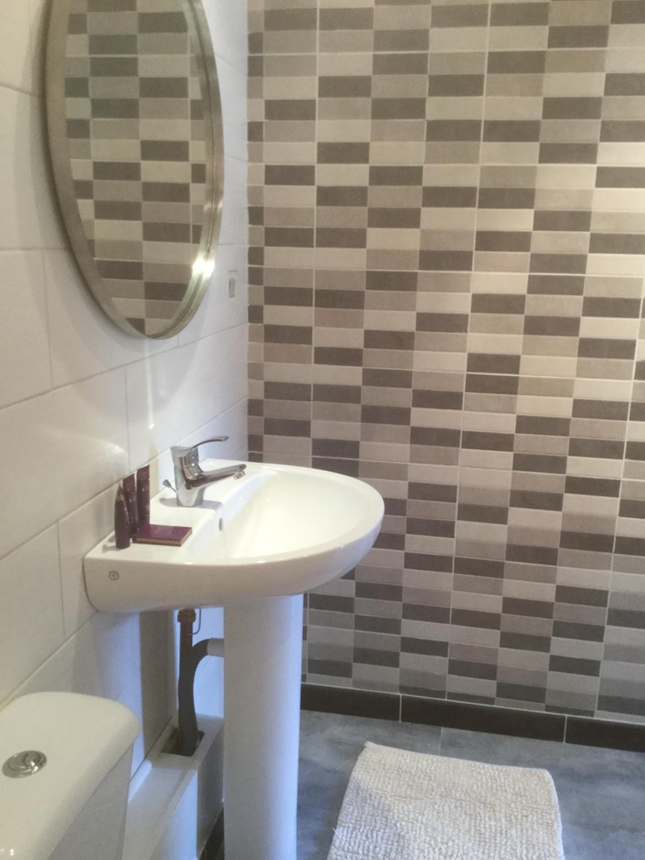 Double Room with Private Bathroom - Photo 10
