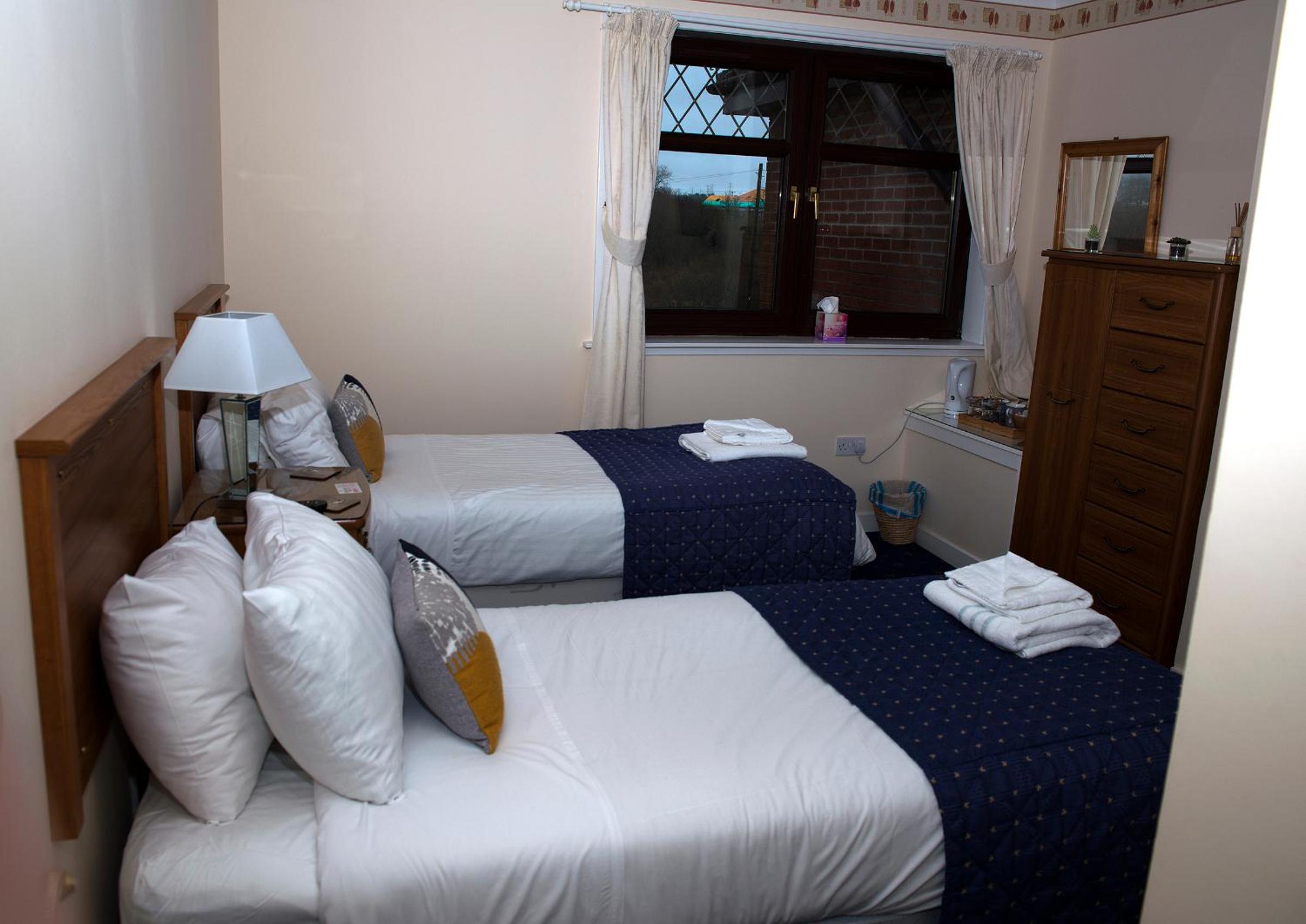 Twin Room - Photo 3