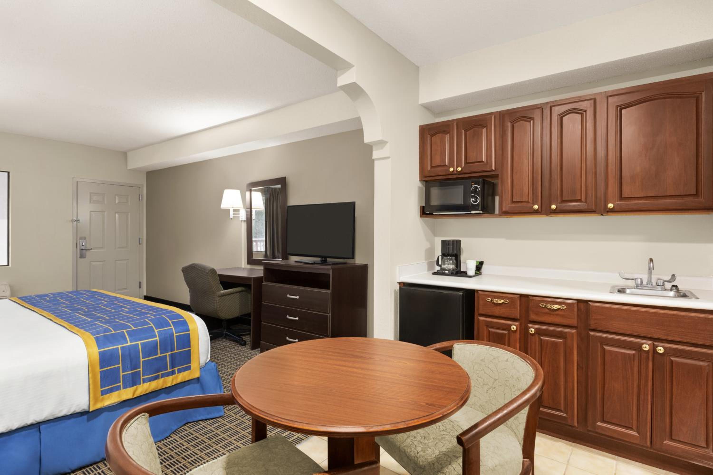 King Studio Suite - Non-Smoking - Photo 1