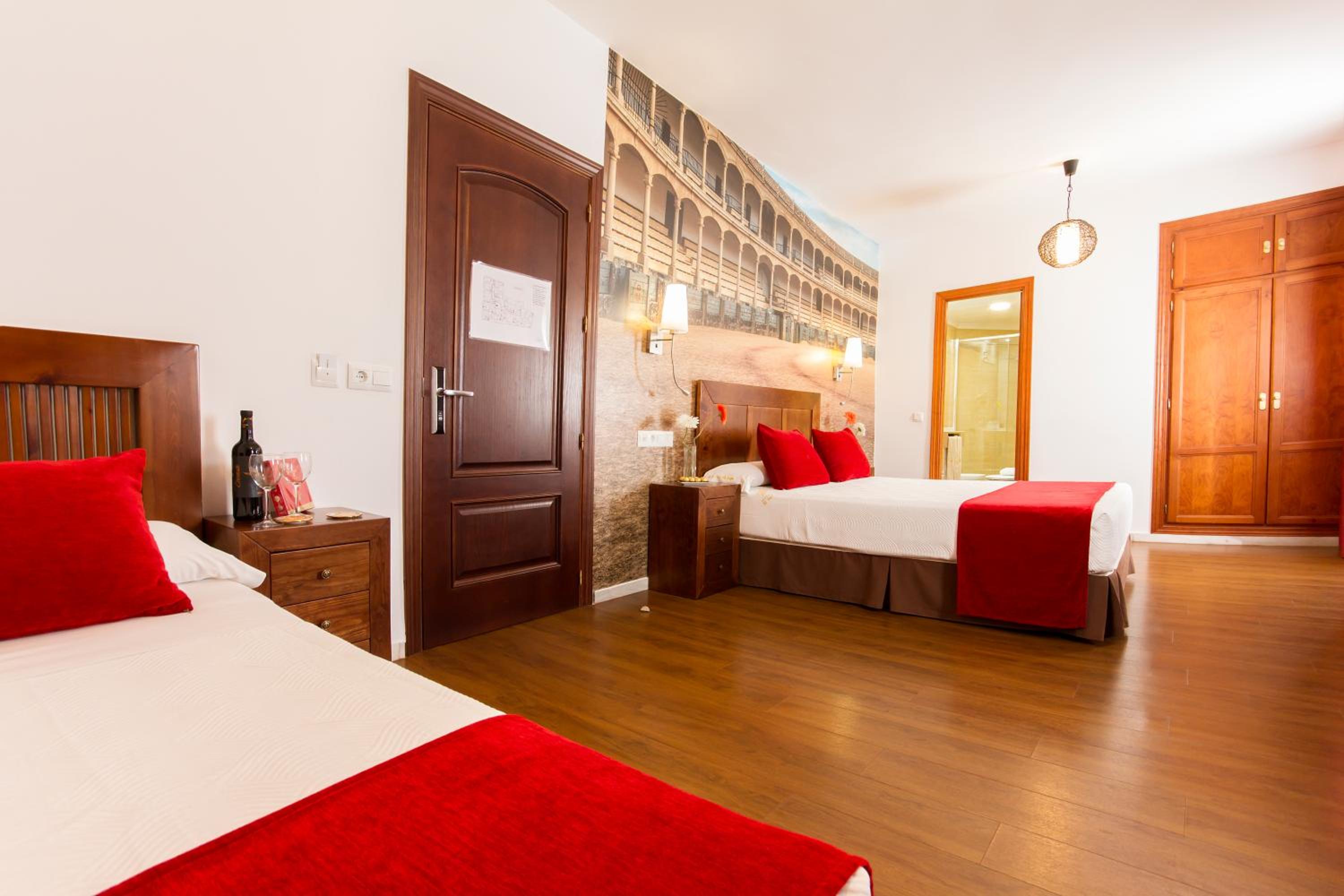 Habitación triple (2 adultos + 1 niño) Habitación triple (2 adultos + 1 niño)