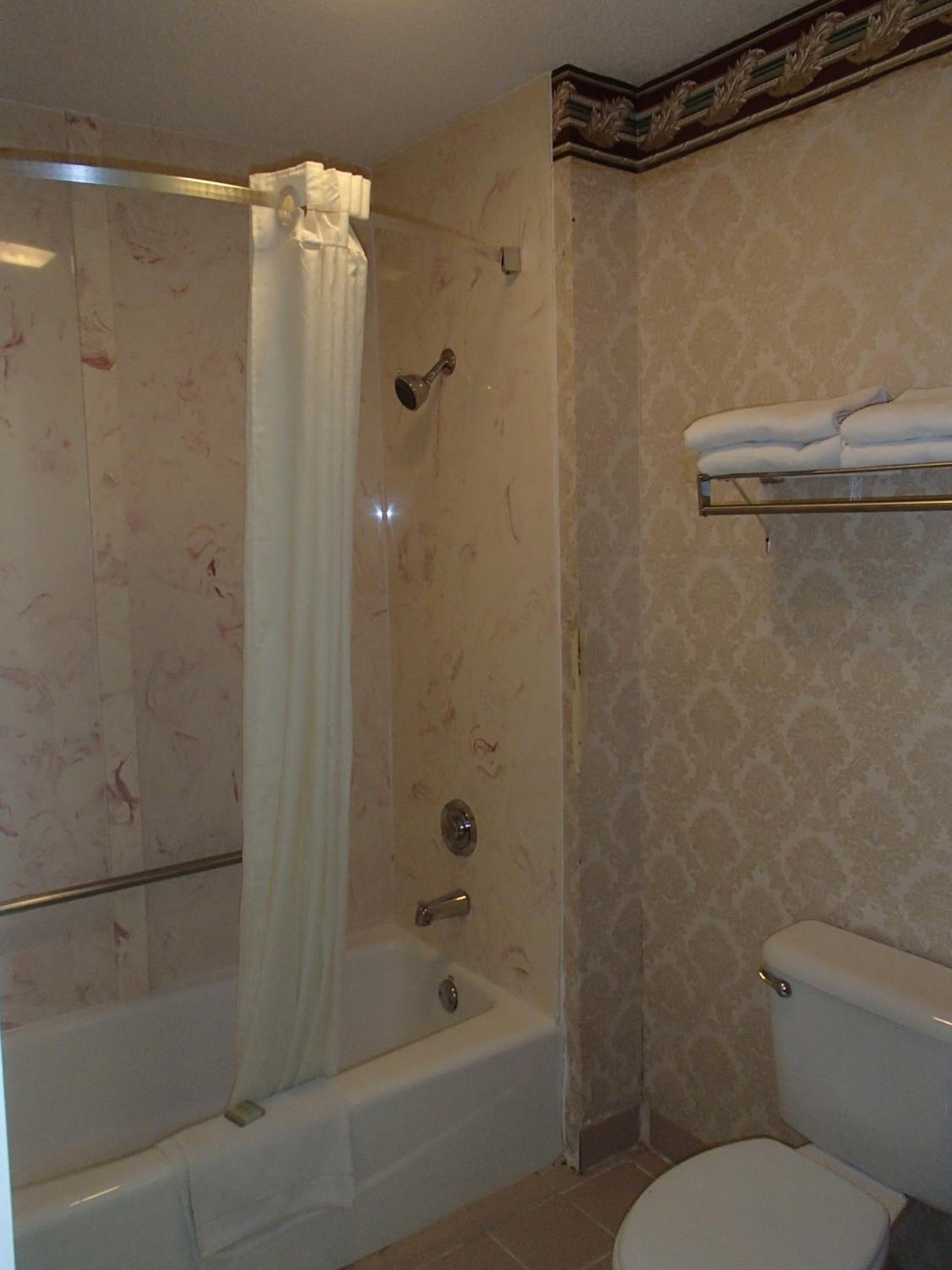 Queen Room with Two Queen Beds - Non-Smoking - Photo 2