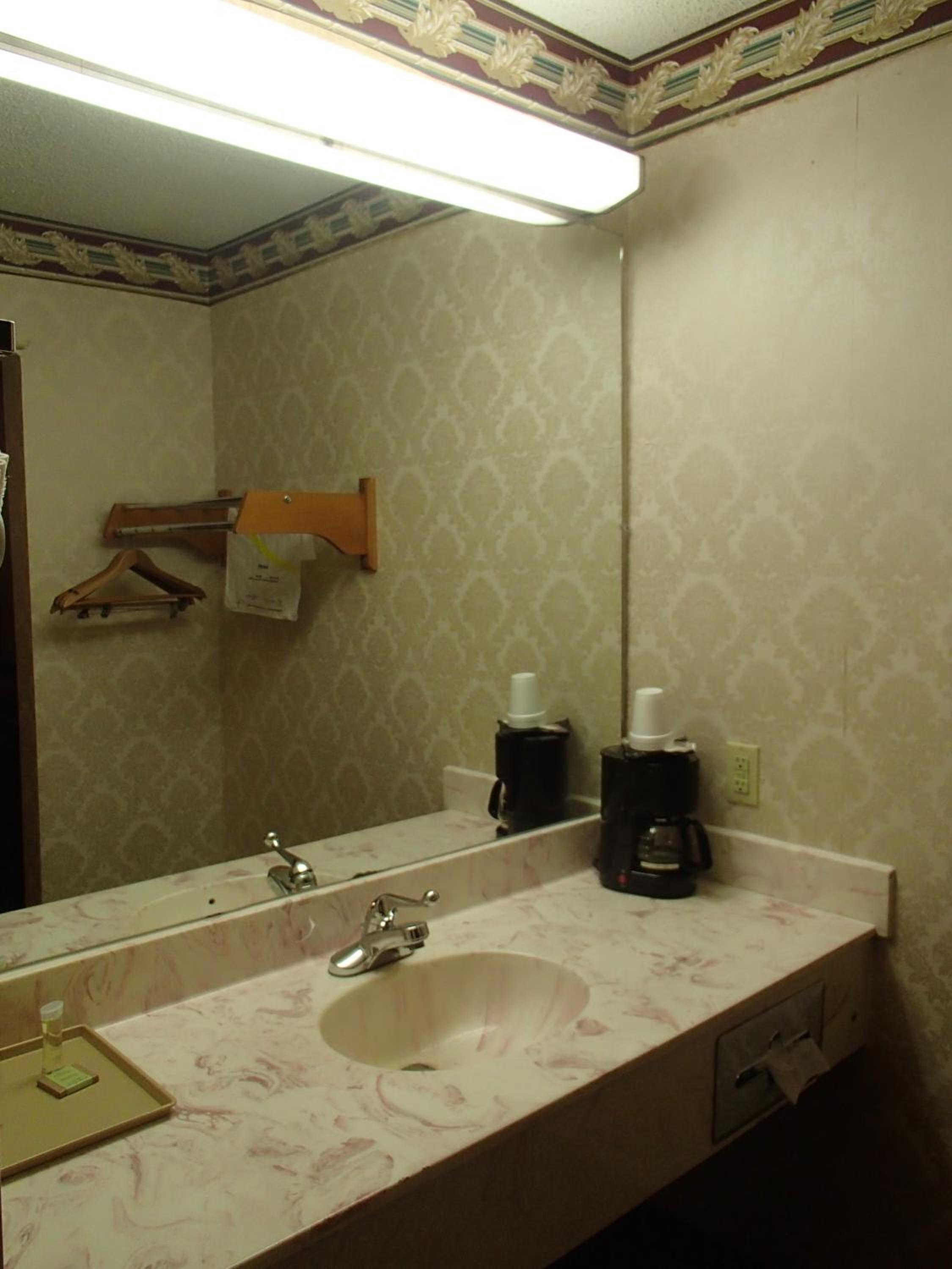 Queen Room with Two Queen Beds - Non-Smoking - Photo 3
