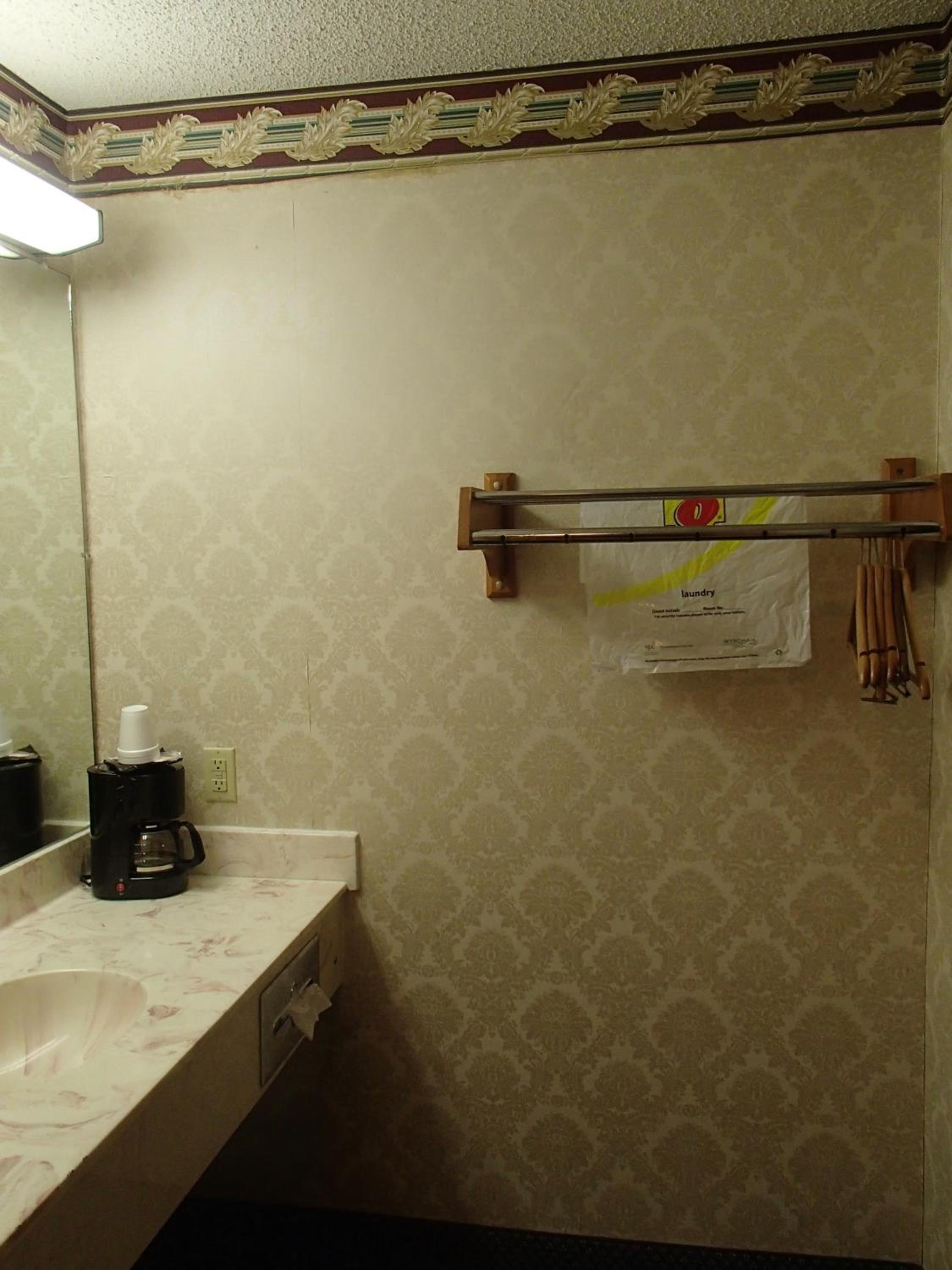 Queen Room with Two Queen Beds - Non-Smoking - Photo 5