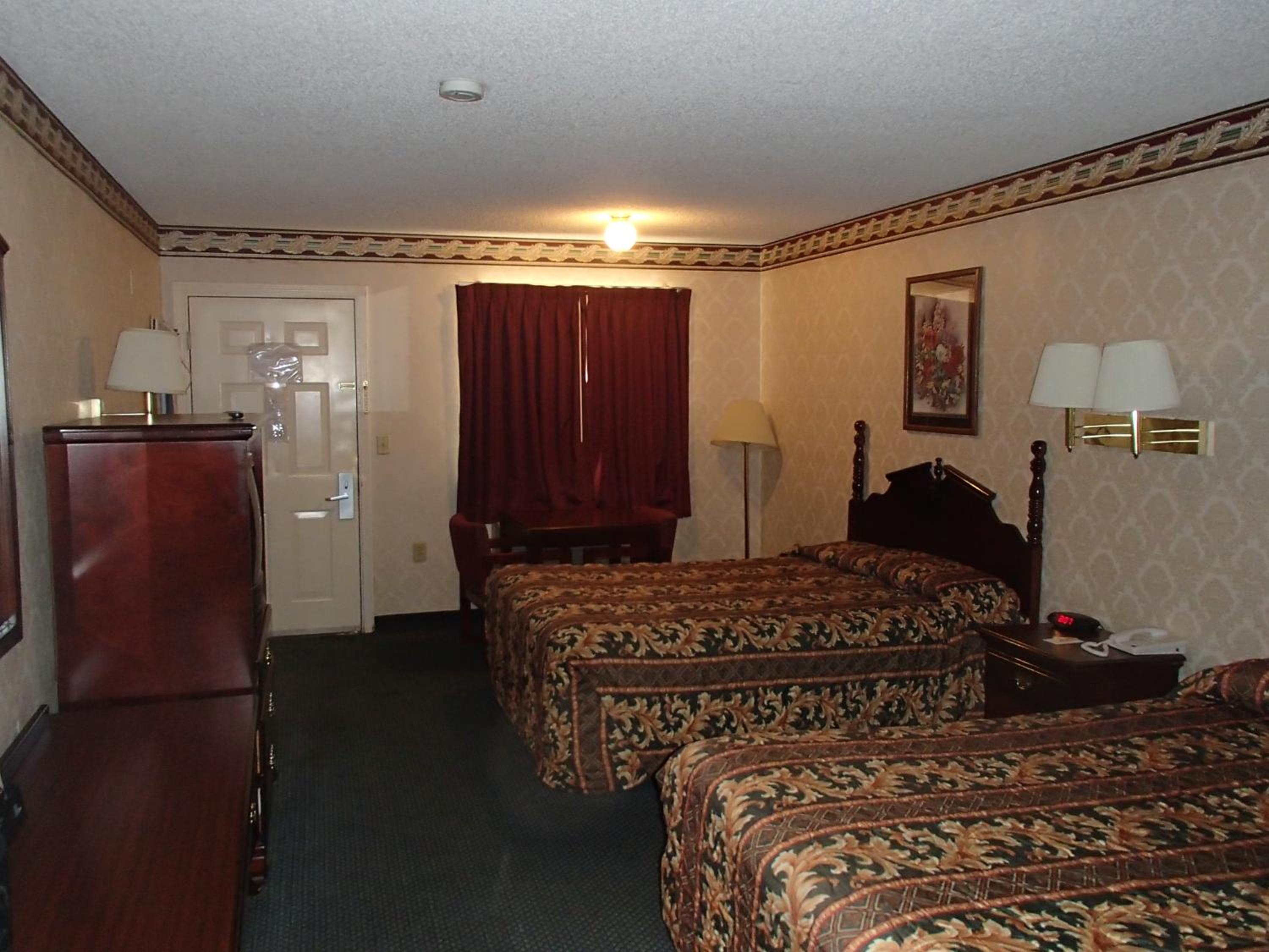 Queen Room with Two Queen Beds - Non-Smoking - Photo 4