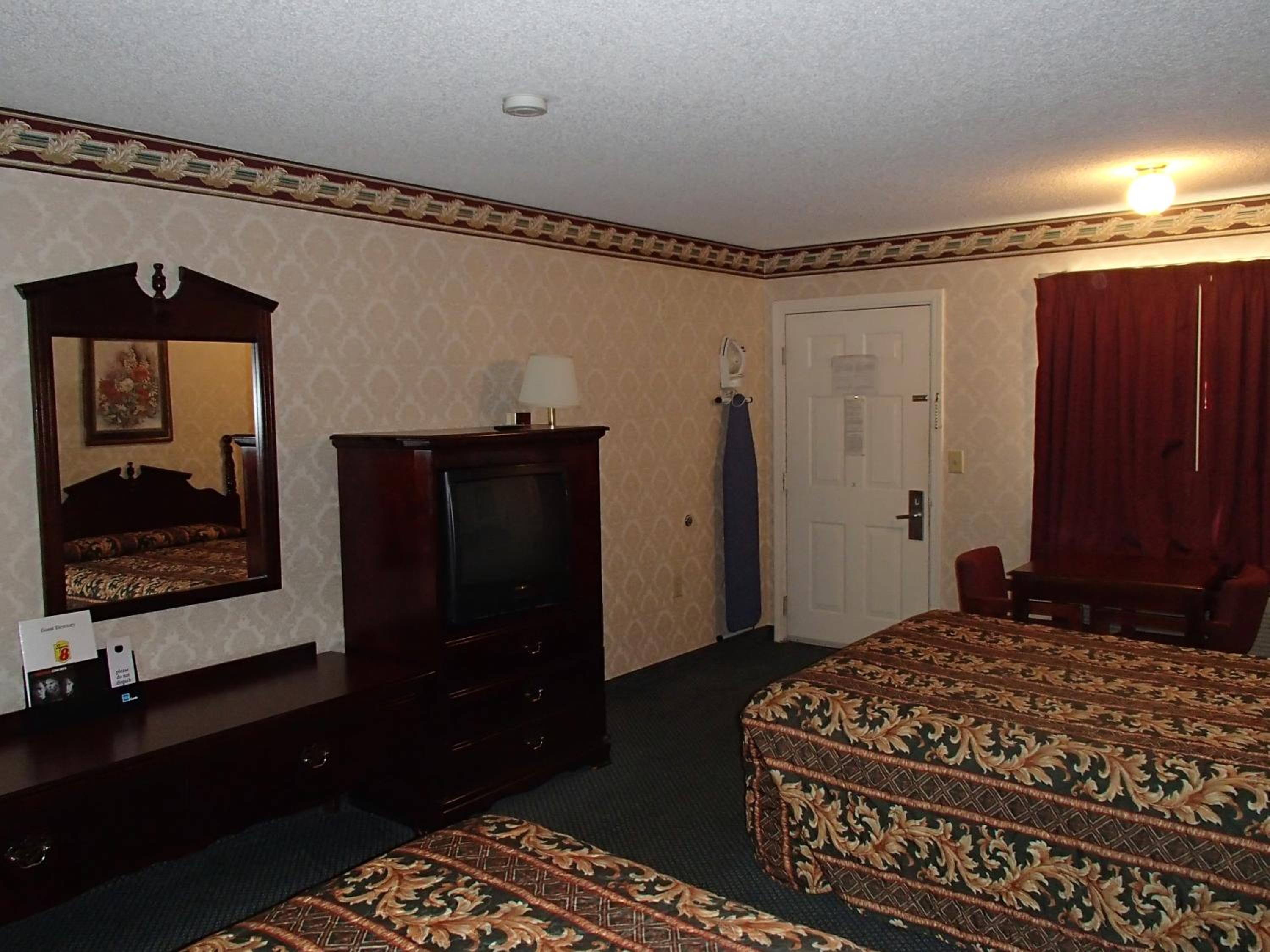Queen Room with Two Queen Beds - Non-Smoking - Photo 10
