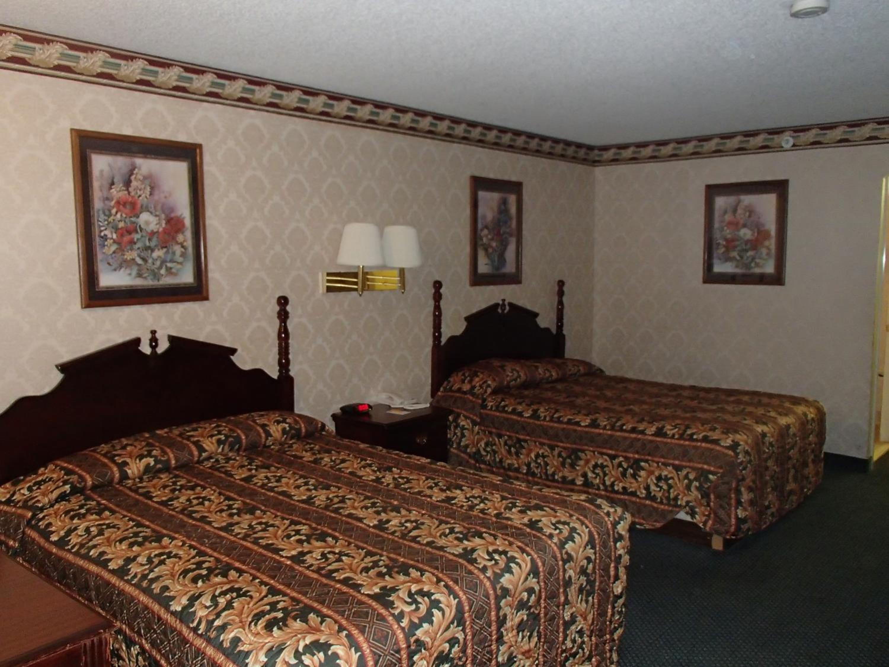 Queen Room with Two Queen Beds - Non-Smoking - Photo 9