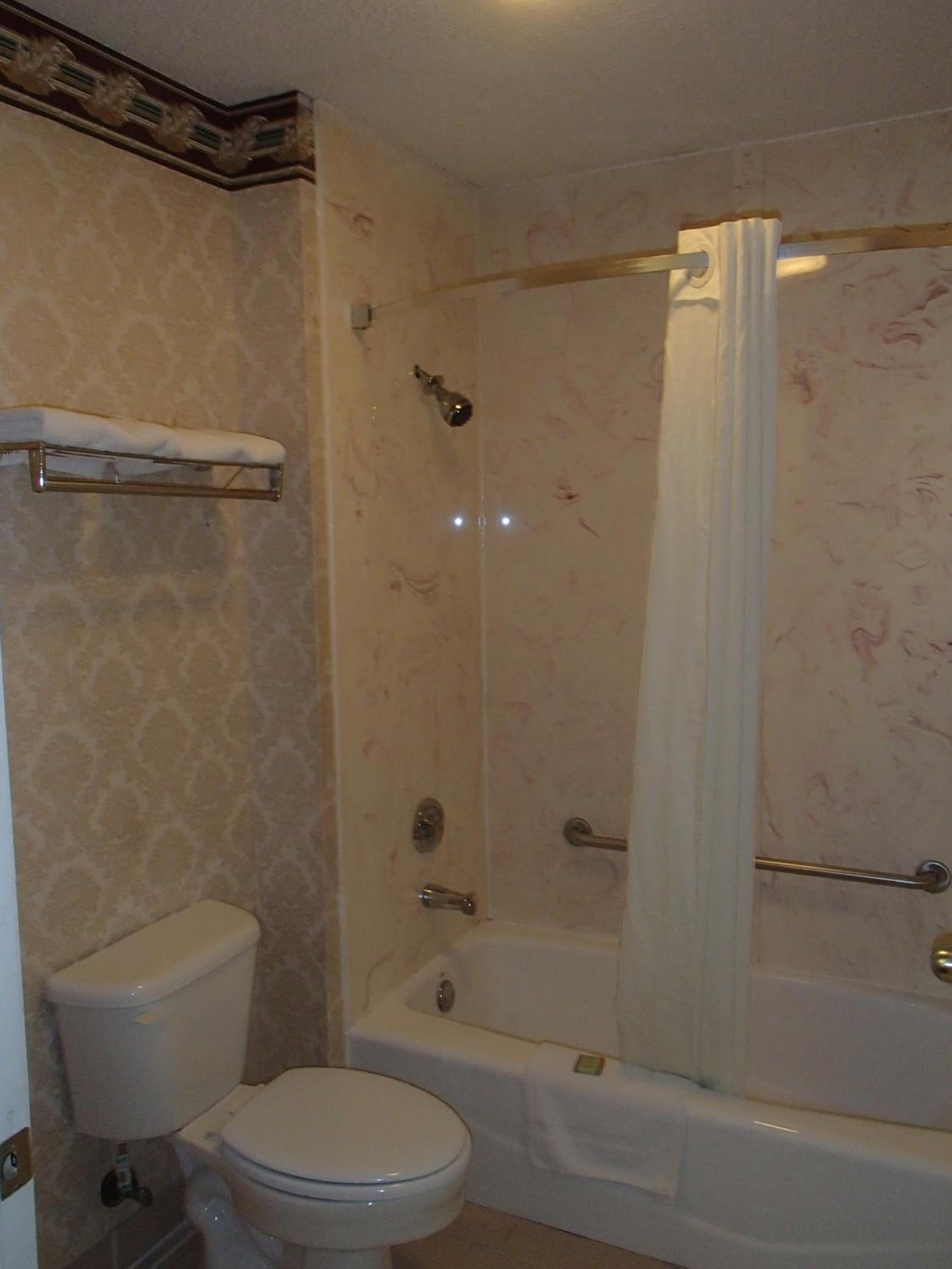 Queen Room with Two Queen Beds - Non-Smoking - Photo 8