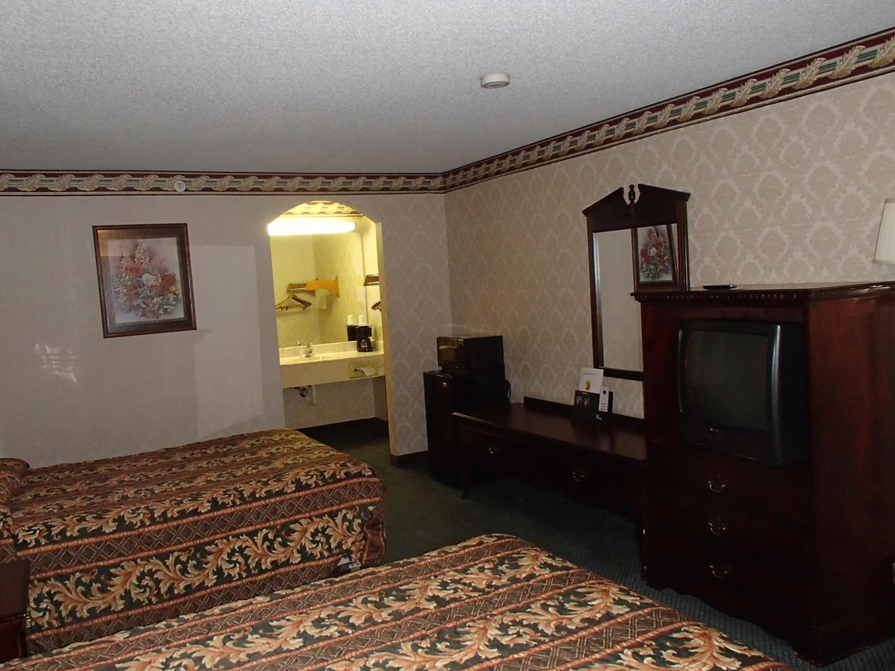 Queen Room with Two Queen Beds - Non-Smoking - Photo 1